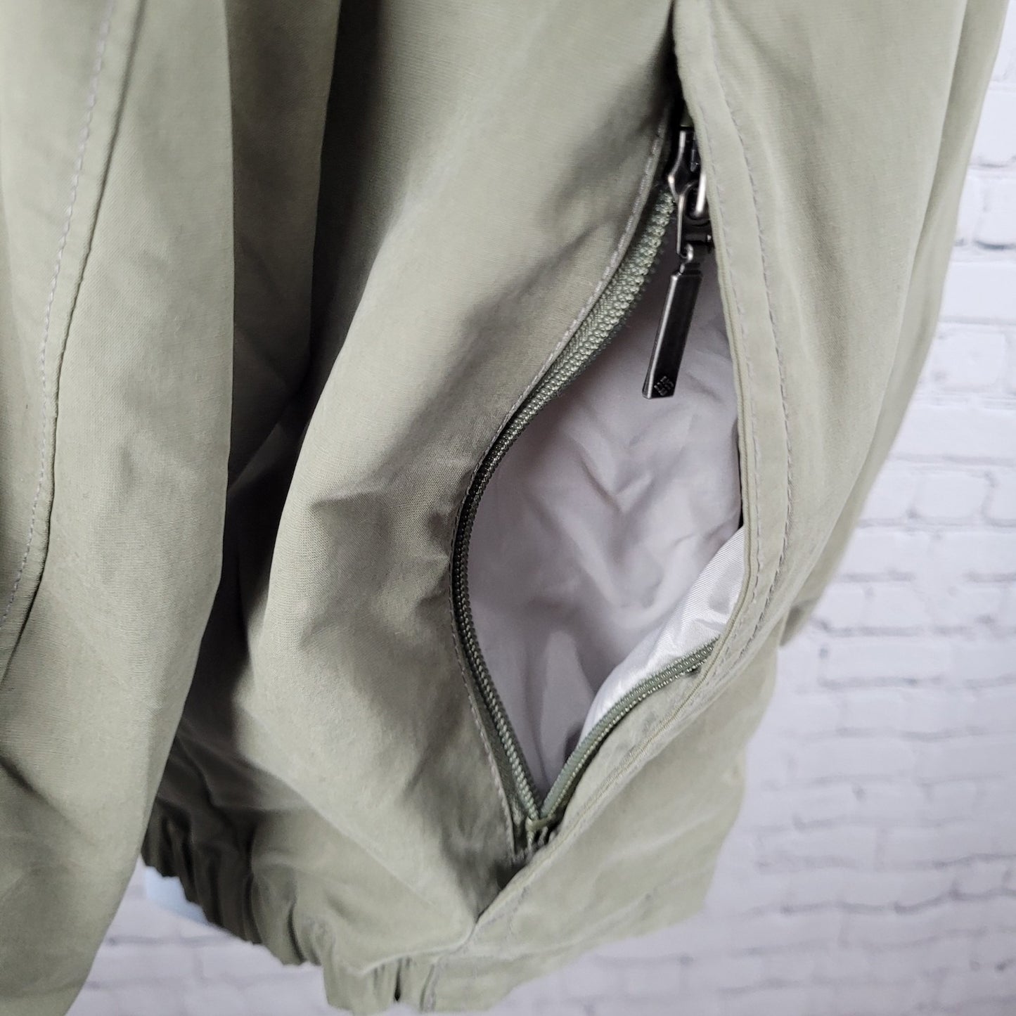 Columbia Green Khaki Mesh Lined Zipped Pockets Windbreaker Jacket Size Medium M