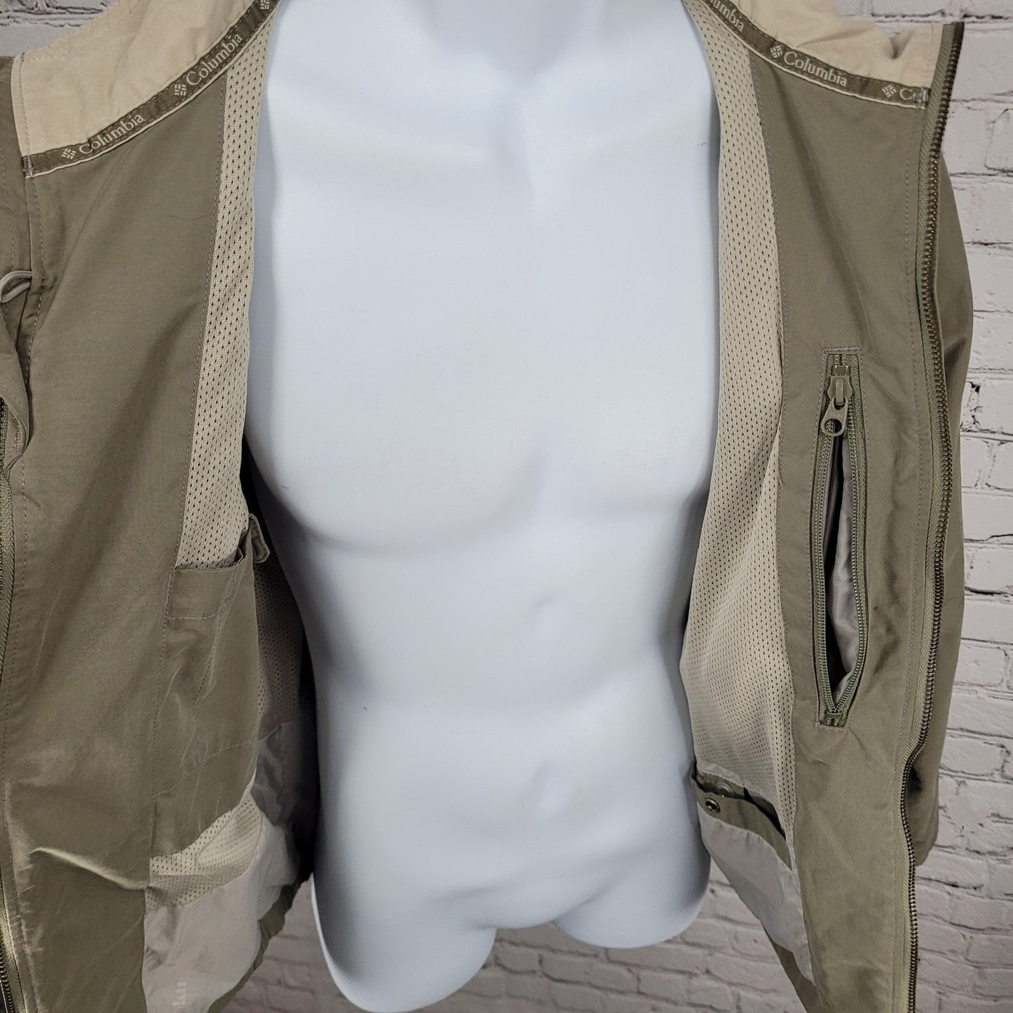 Columbia Green Khaki Mesh Lined Zipped Pockets Windbreaker Jacket Size Medium M