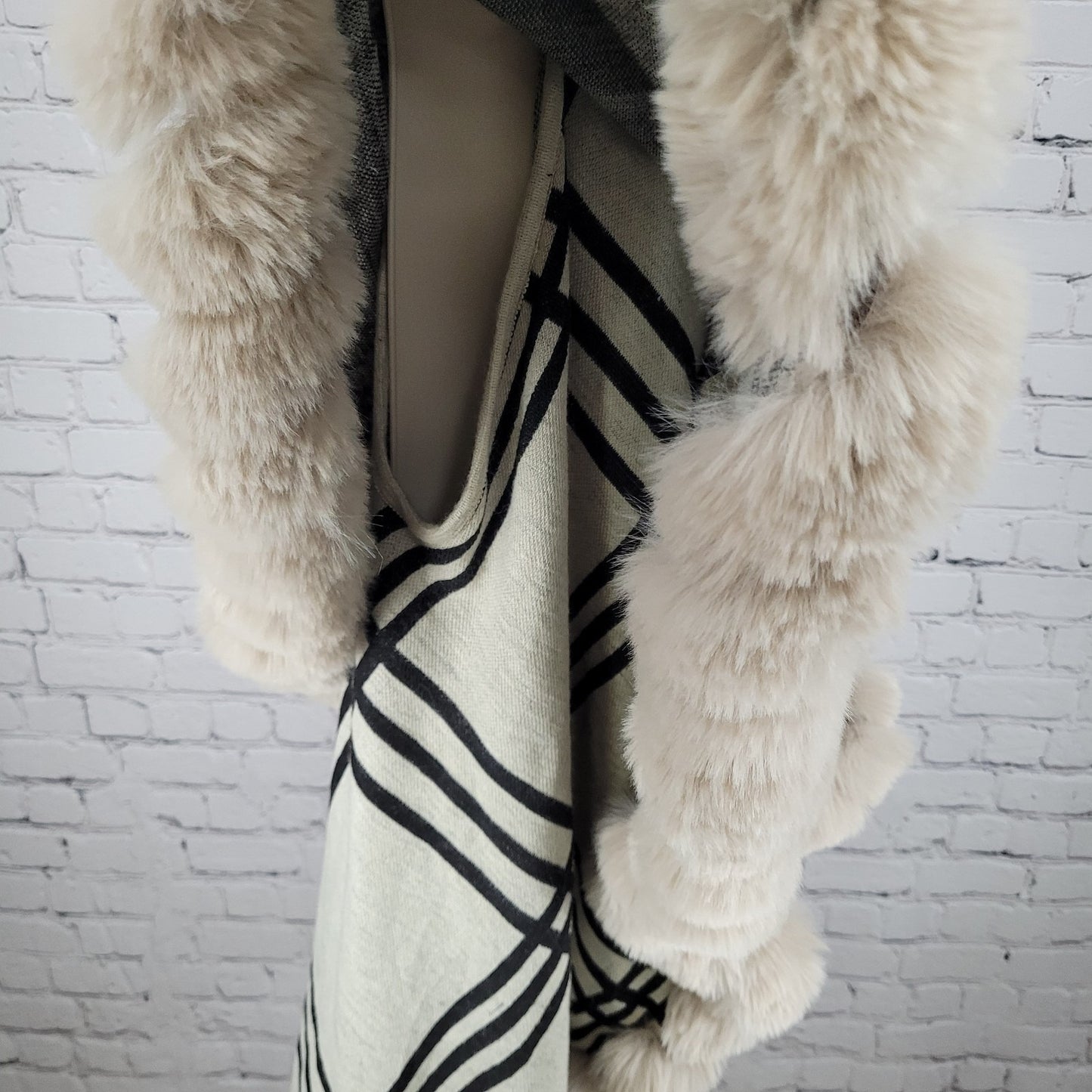 Northern Angel Beige Check Faux Fur Trim Cape Blanket Cardigan Size Large L/XL