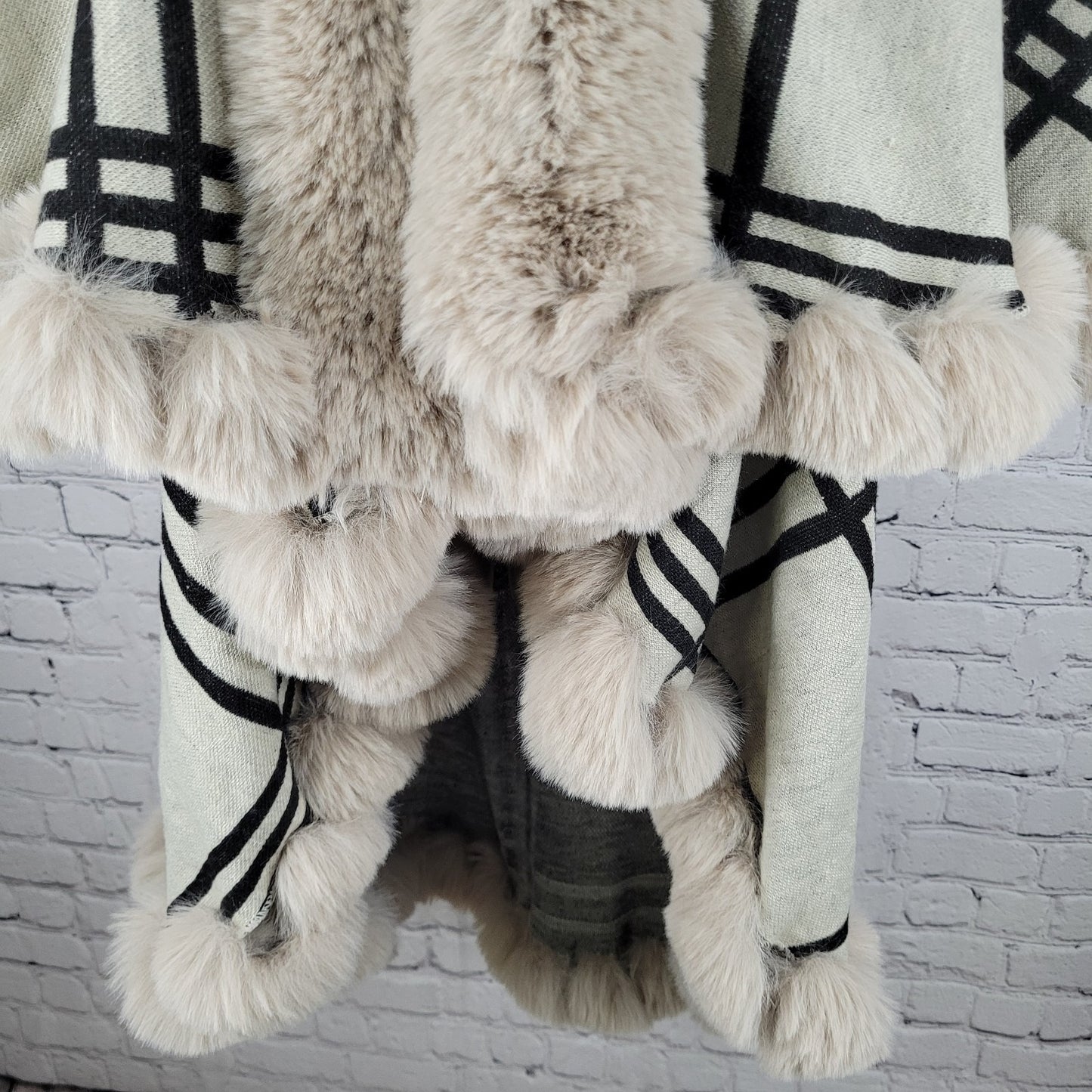 Northern Angel Beige Check Faux Fur Trim Cape Blanket Cardigan Size Large L/XL