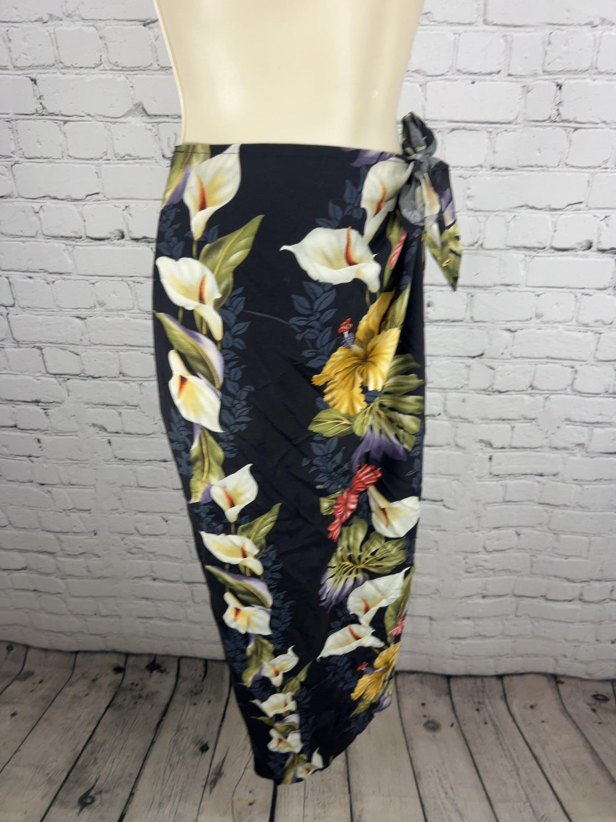 VTG Iolani Black Hawaiian Floral Calla Lily Hibiscus Rayon Wrap Maxi Skirt S