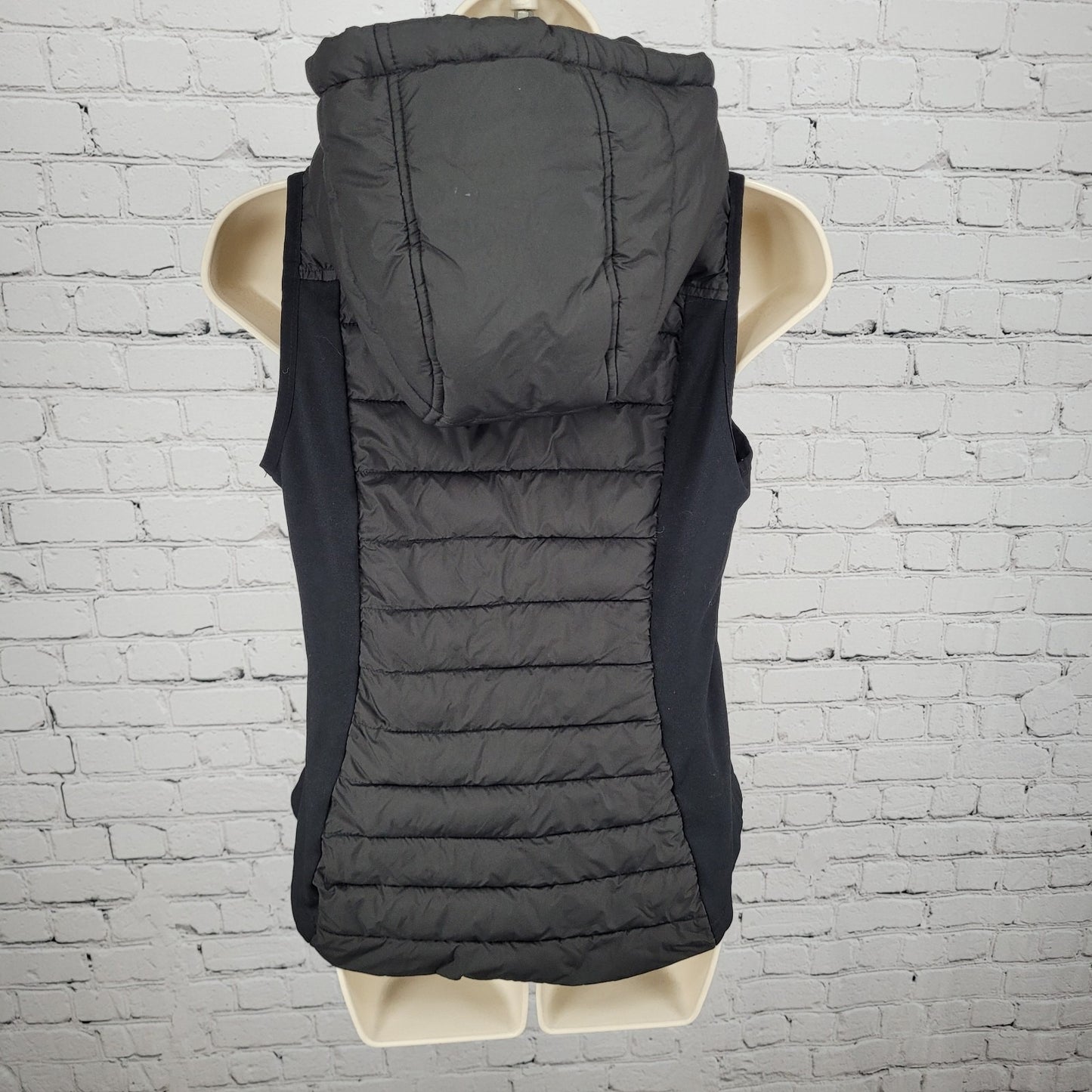 Bernardo Black Eco Plume Soft Light Recycled Bottle Insulated Hooded Vest Small