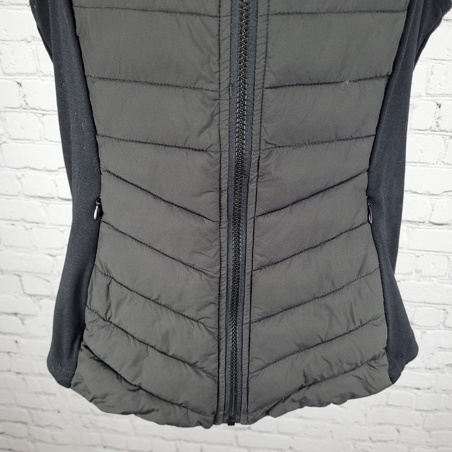 Bernardo Black Eco Plume Soft Light Recycled Bottle Insulated Hooded Vest Small