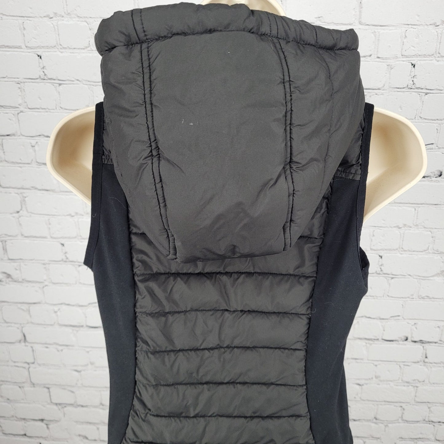Bernardo Black Eco Plume Soft Light Recycled Bottle Insulated Hooded Vest Small