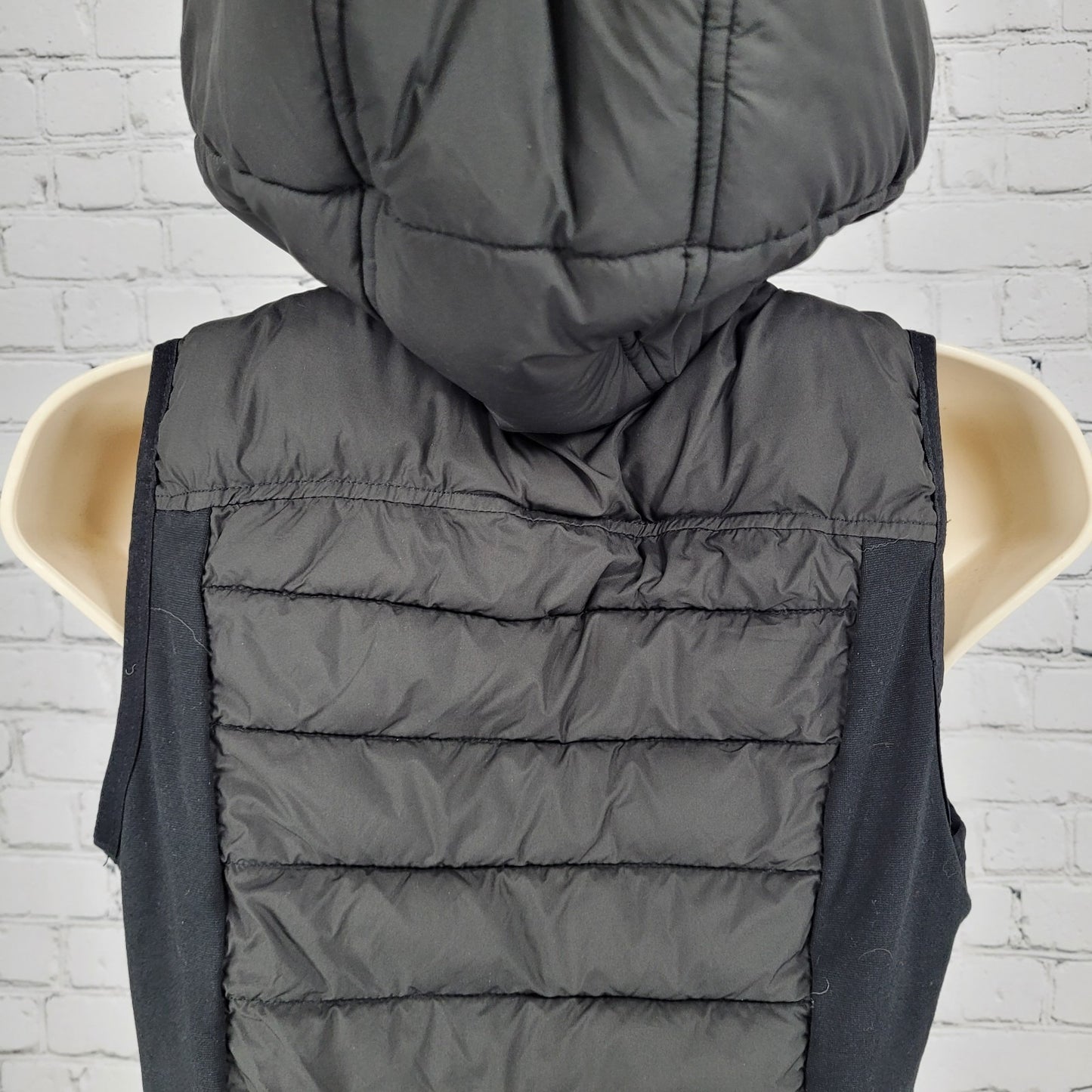 Bernardo Black Eco Plume Soft Light Recycled Bottle Insulated Hooded Vest Small