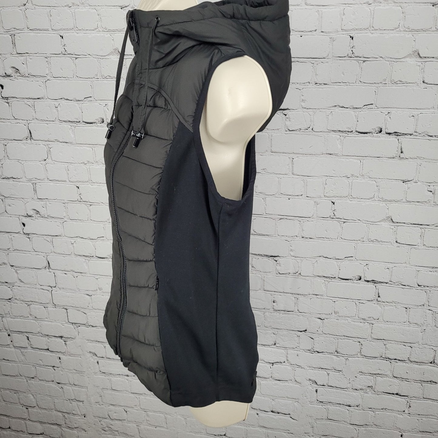 Bernardo Black Eco Plume Soft Light Recycled Bottle Insulated Hooded Vest Small