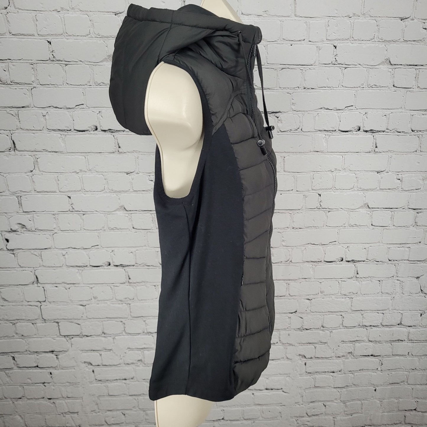 Bernardo Black Eco Plume Soft Light Recycled Bottle Insulated Hooded Vest Small