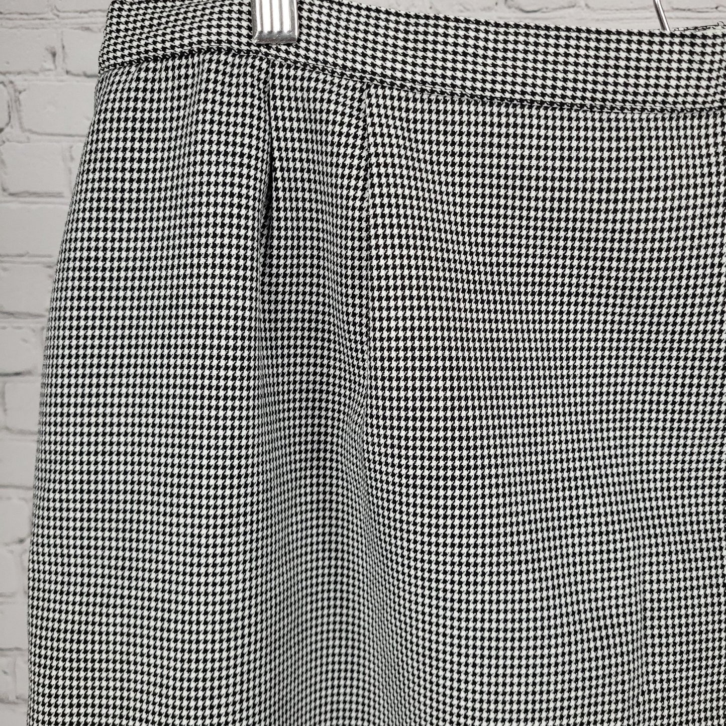 LORD & TAYLOR Black & White Houndstooth Pleated Slit Skirt Size Medium M (34x23)