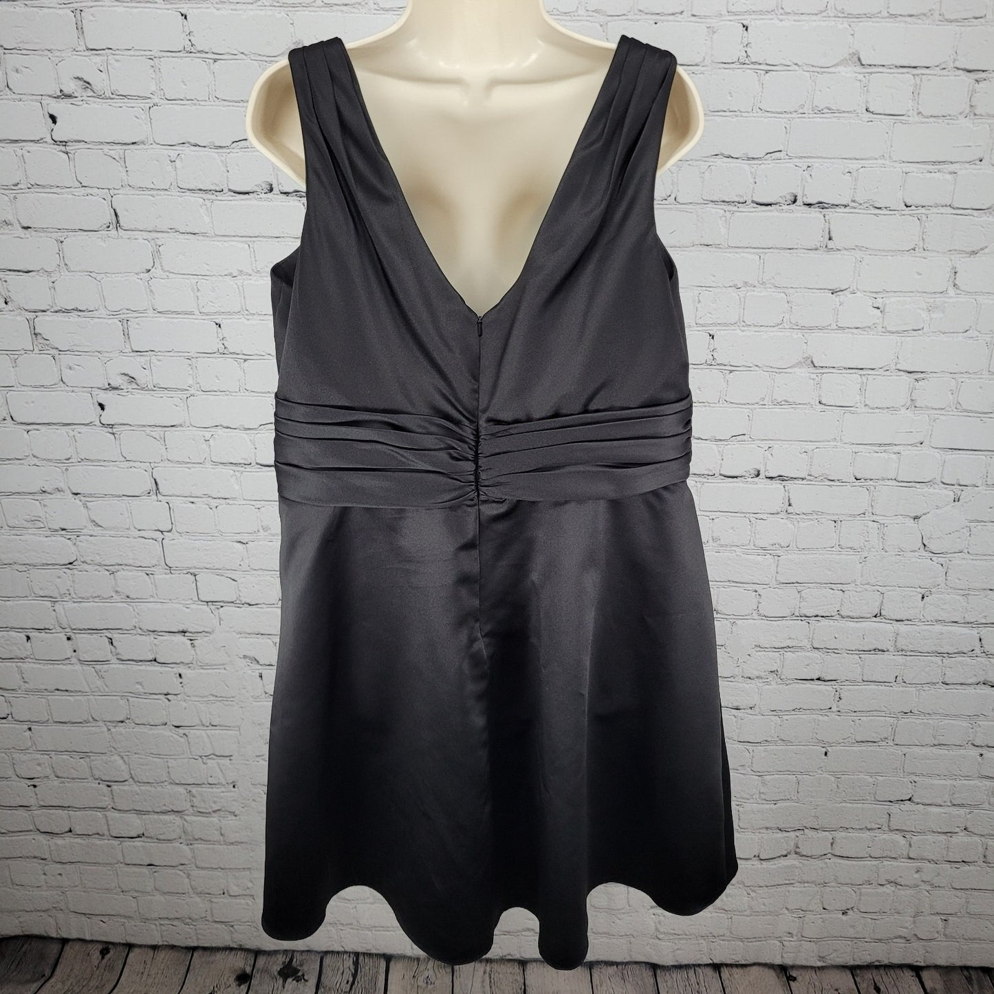 David's Bridal Black Satin Sleeveless V Neck Pleated Waist Formal Dress Size 18
