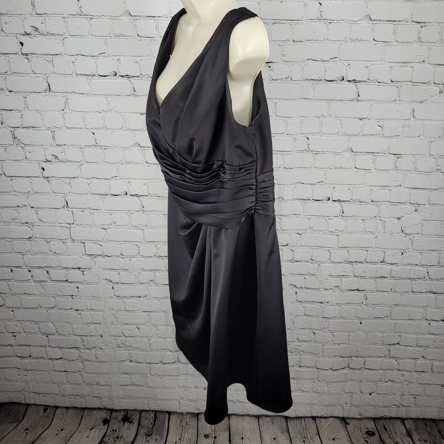 David's Bridal Black Satin Sleeveless V Neck Pleated Waist Formal Dress Size 18