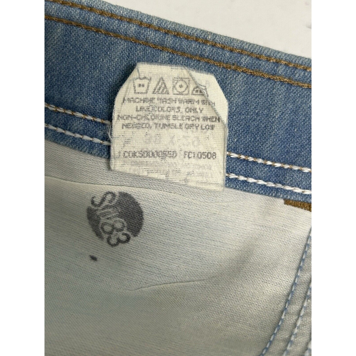 VTG Wrangler Light Wash Distressed Blue Denim Wide Leg Men’s Jeans (36 X 29)