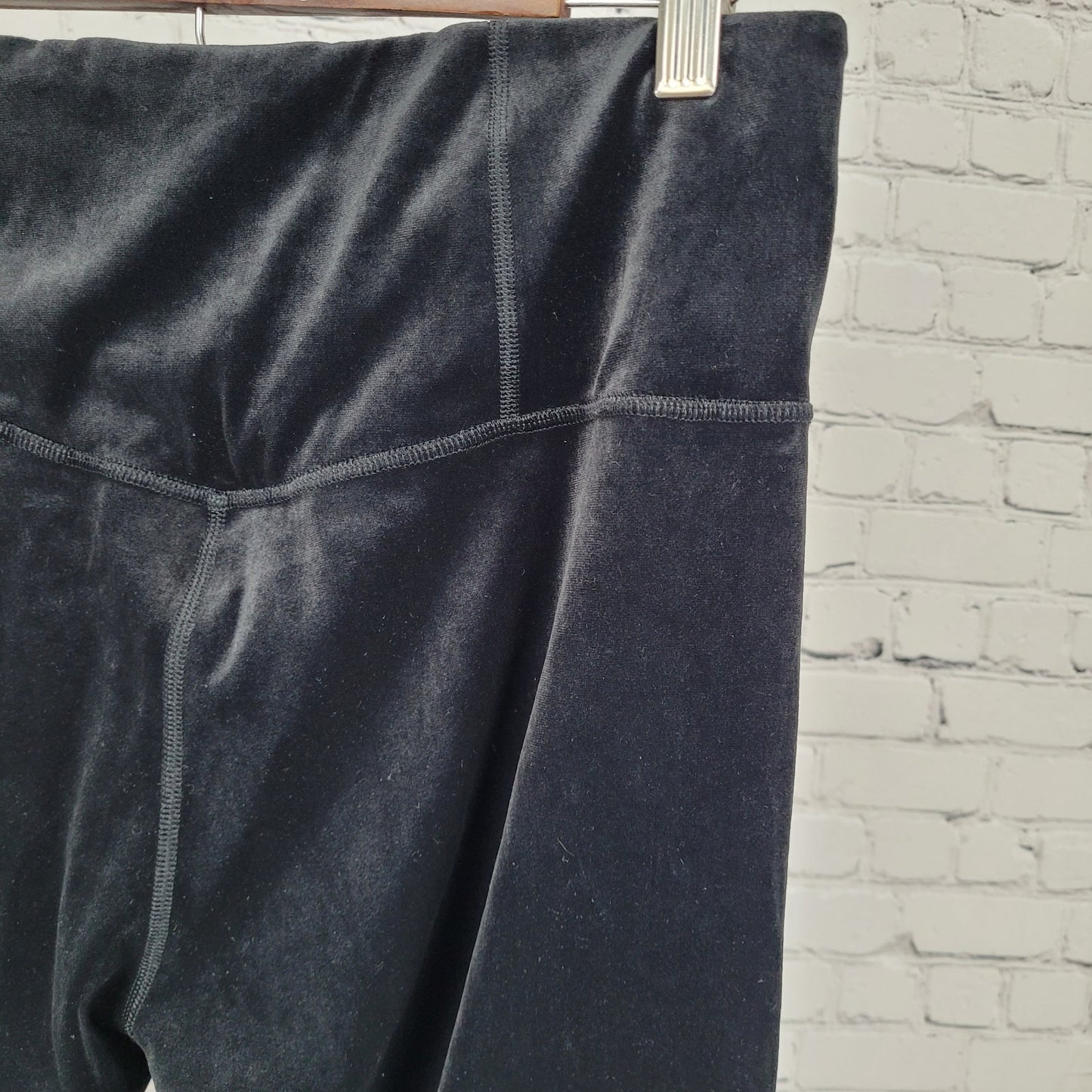Athleta Black Elation Velvet Tight Athleisure Yoga Pants Size Large L (30x28)