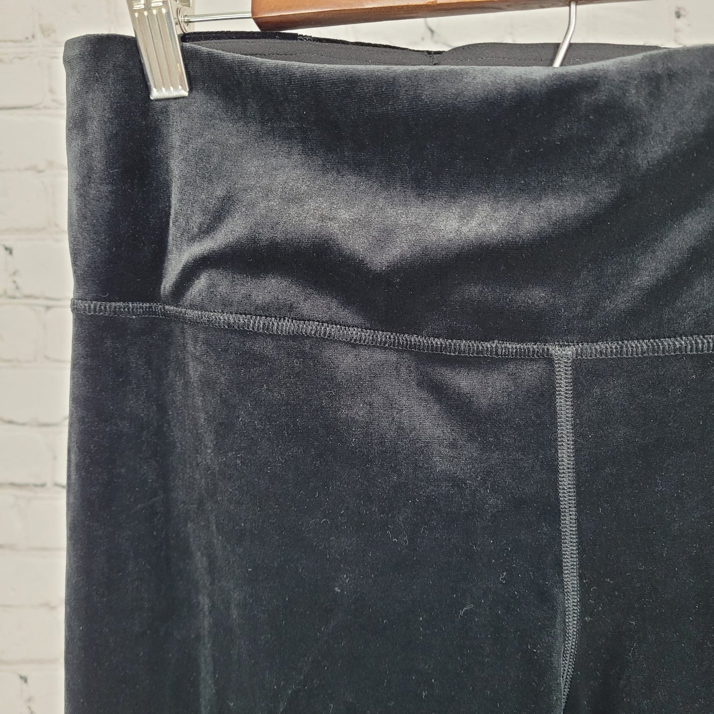 Athleta Black Elation Velvet Tight Athleisure Yoga Pants Size Large L (30x28)