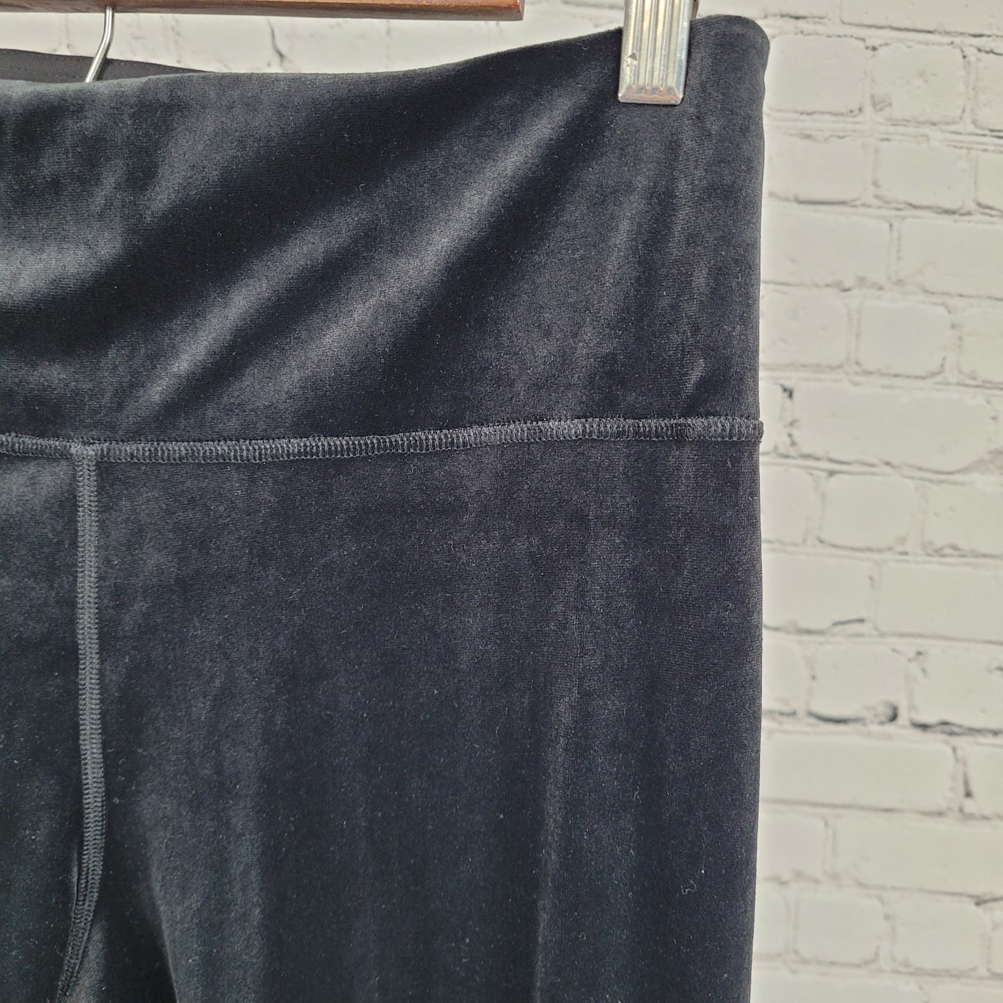 Athleta Black Elation Velvet Tight Athleisure Yoga Pants Size Large L (30x28)