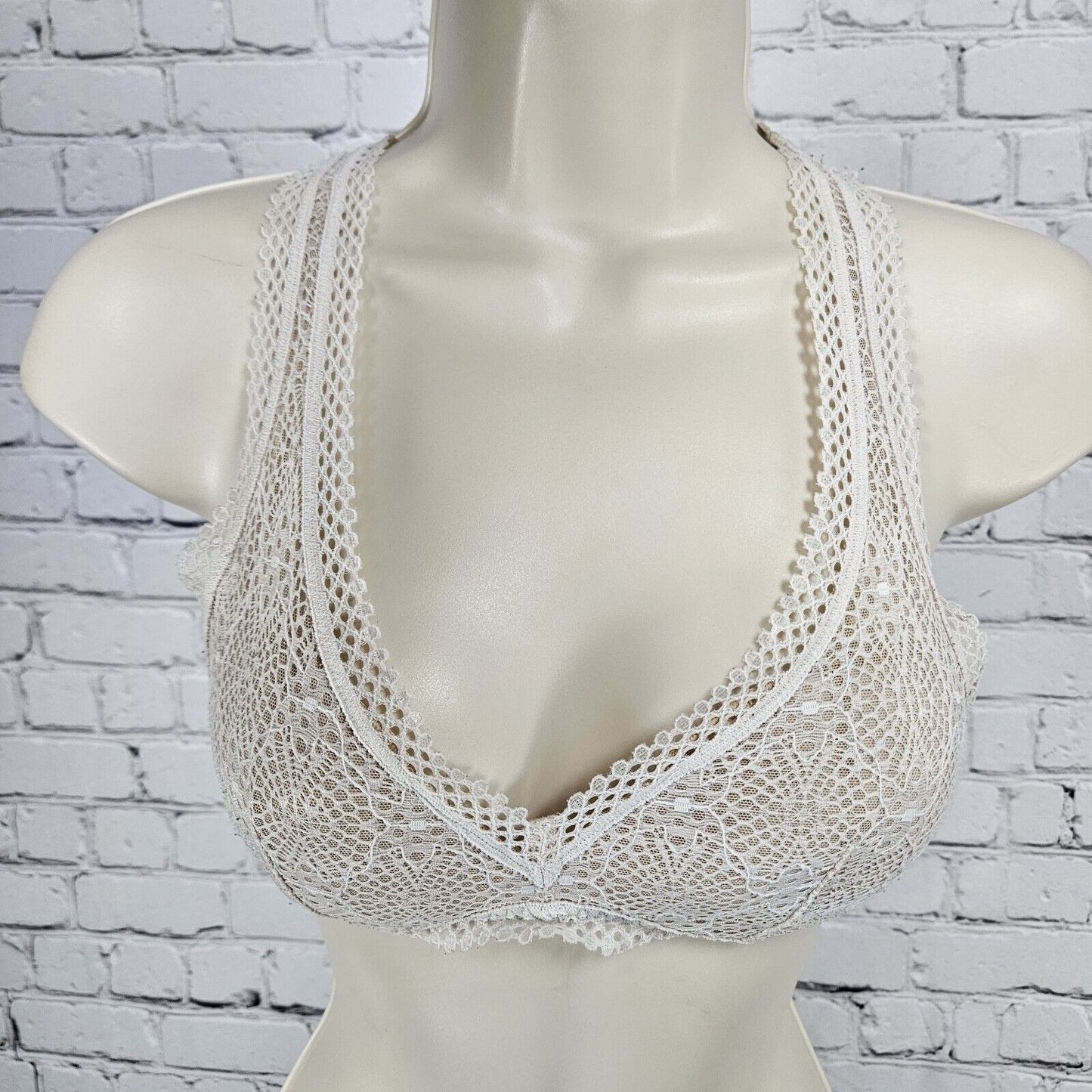 Victoria's Secret Off White Lace Pull Over Lined Racer Back Sports Bra Size XS