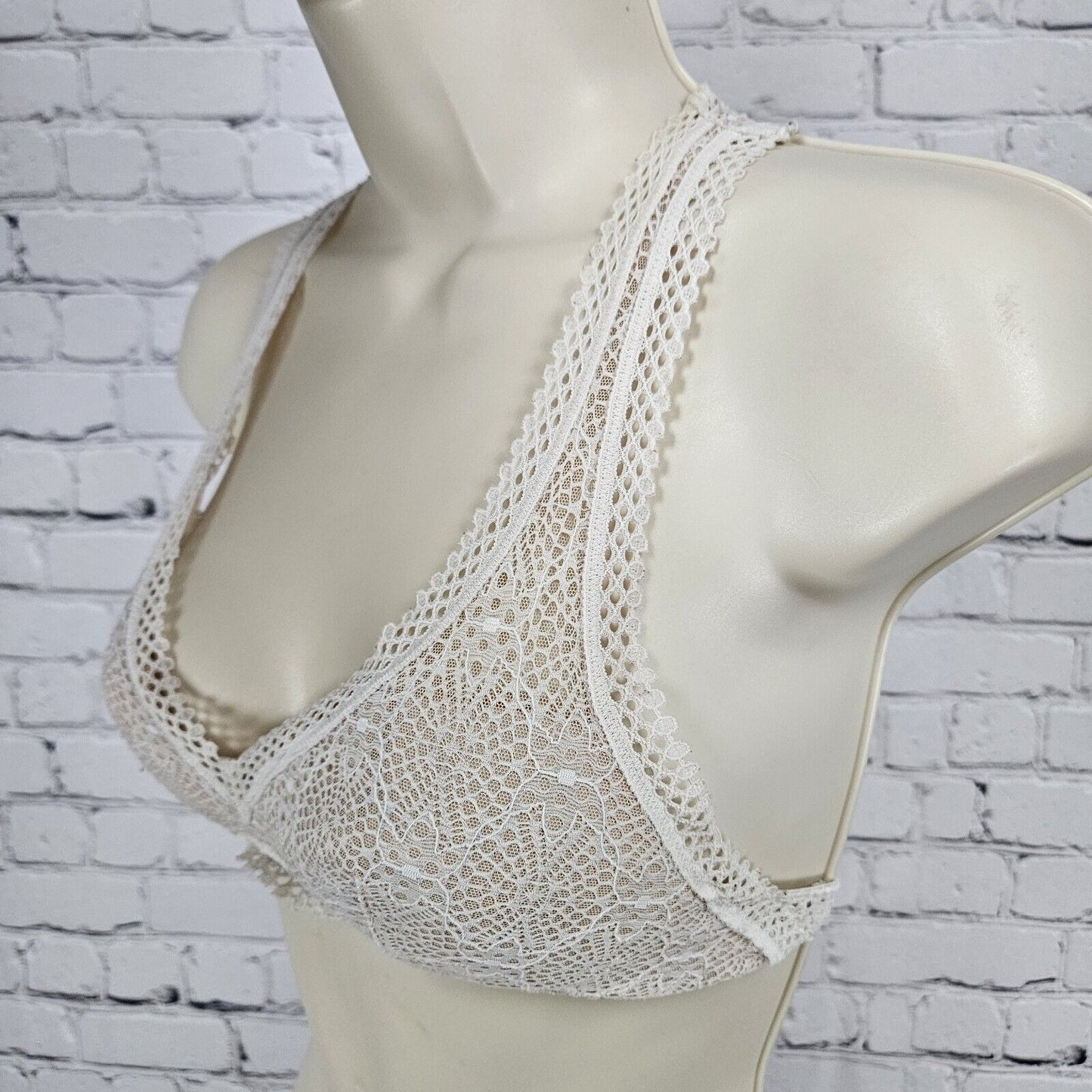 Victoria's Secret Off White Lace Pull Over Lined Racer Back Sports Bra Size XS