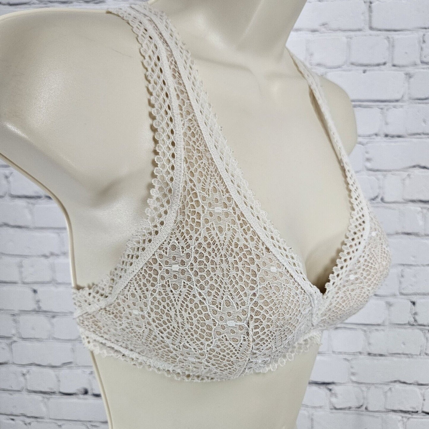 Victoria's Secret Off White Lace Pull Over Lined Racer Back Sports Bra Size XS