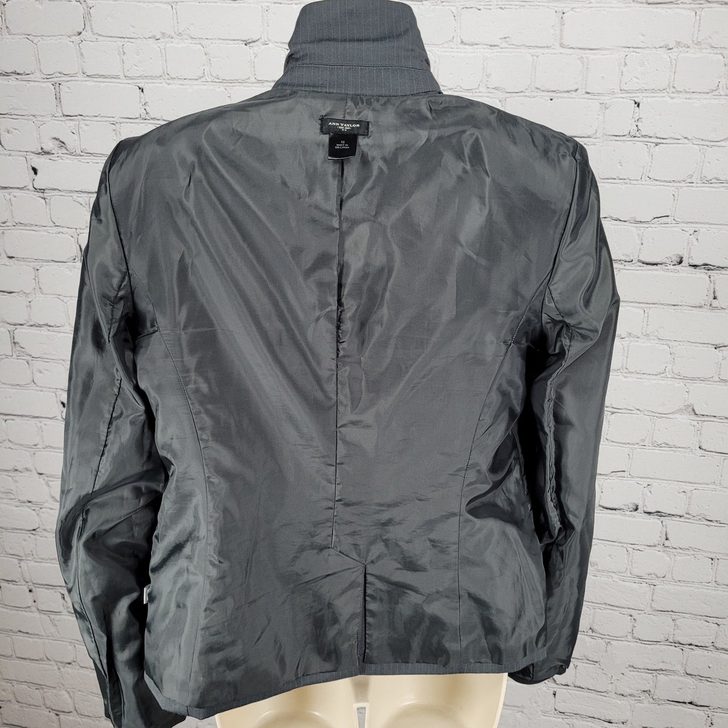 Ann Taylor Grey Pinstriped 2 Button Vented Lightweight Blazer Jacket Size 10