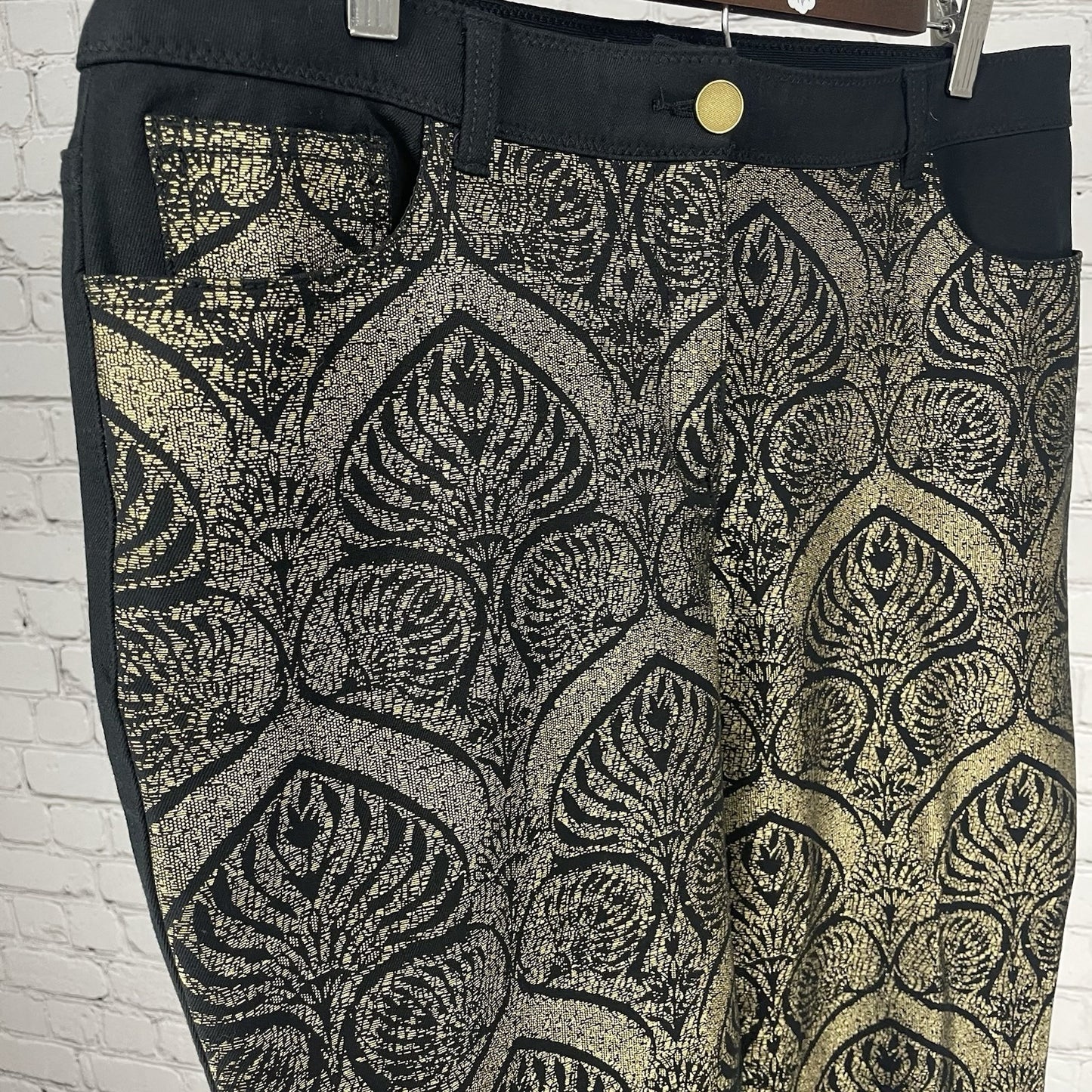Chico’s Black & Gold Damask Tapered Stretch Ankle Pants Size 2 US 12 (34x27.5)
