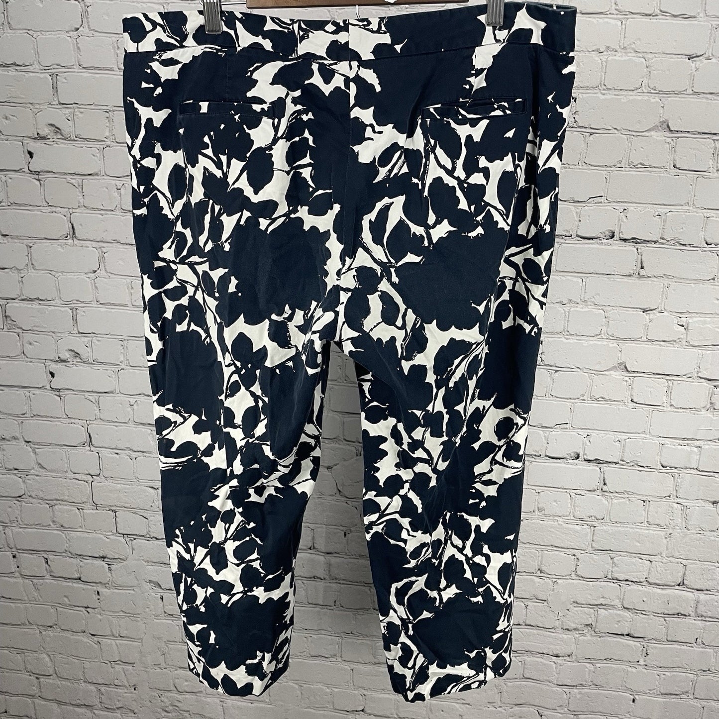 Lafayette 148 Blue White Floral Lightweight Crop Capri Pants Size 16 (38x23.5)
