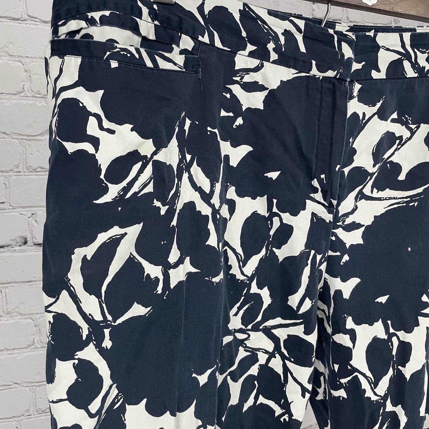 Lafayette 148 Blue White Floral Lightweight Crop Capri Pants Size 16 (38x23.5)