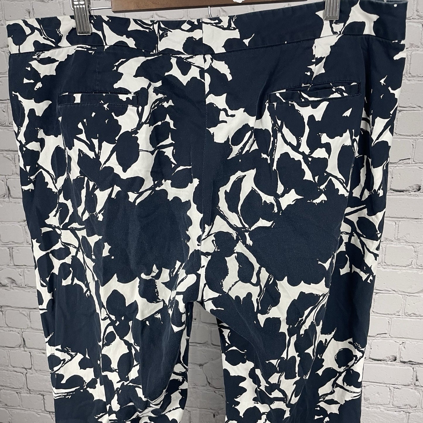 Lafayette 148 Blue White Floral Lightweight Crop Capri Pants Size 16 (38x23.5)