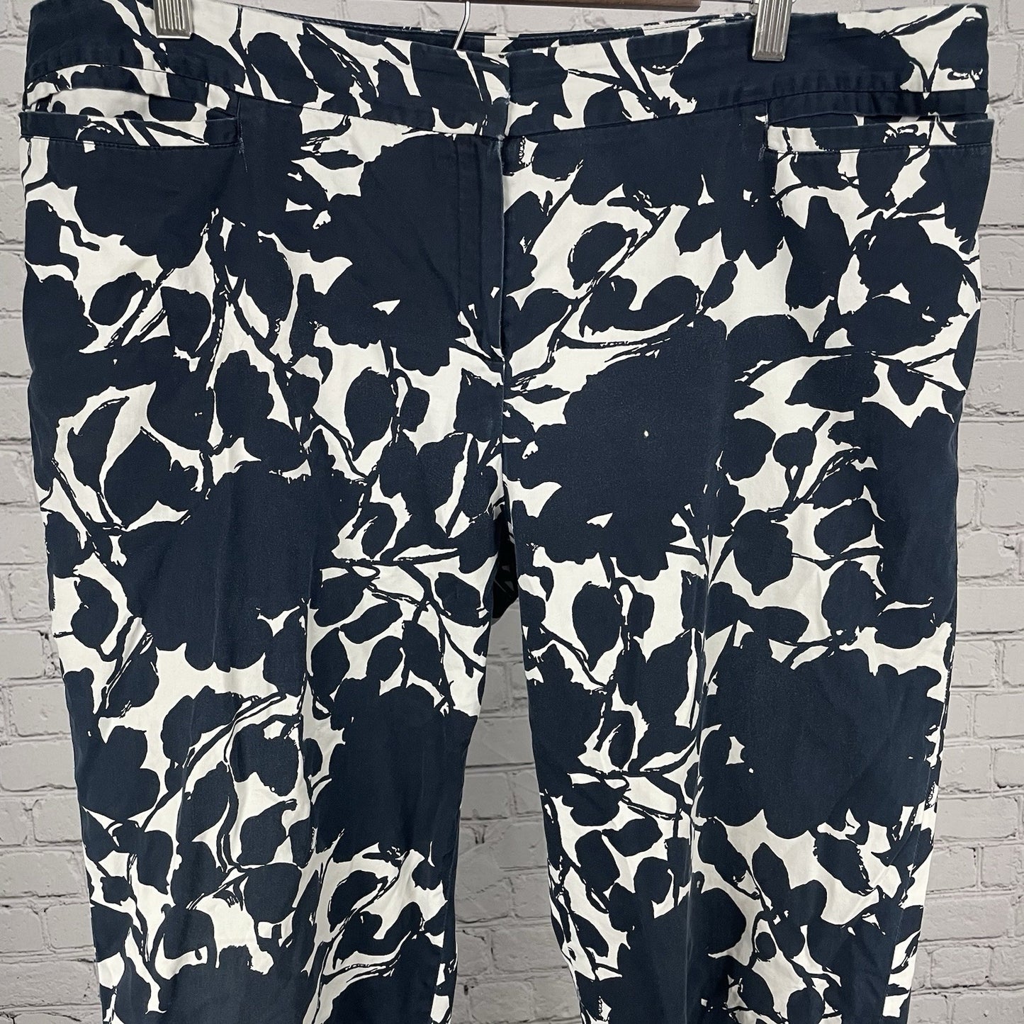 Lafayette 148 Blue White Floral Lightweight Crop Capri Pants Size 16 (38x23.5)