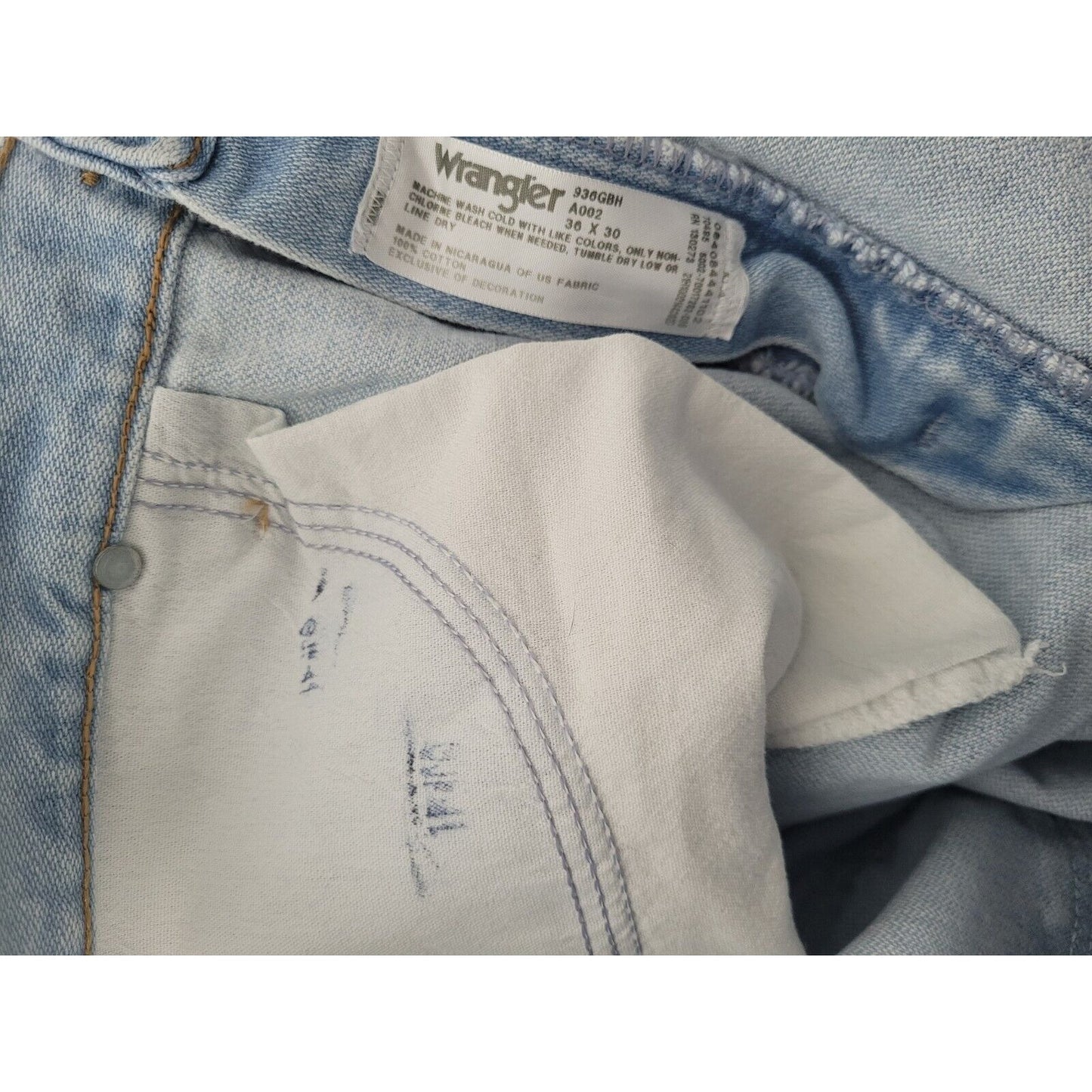 Wrangler Light Wash Ripped Straight Leg Nicaragua Baggy Jeans 936 GBH (36x30)