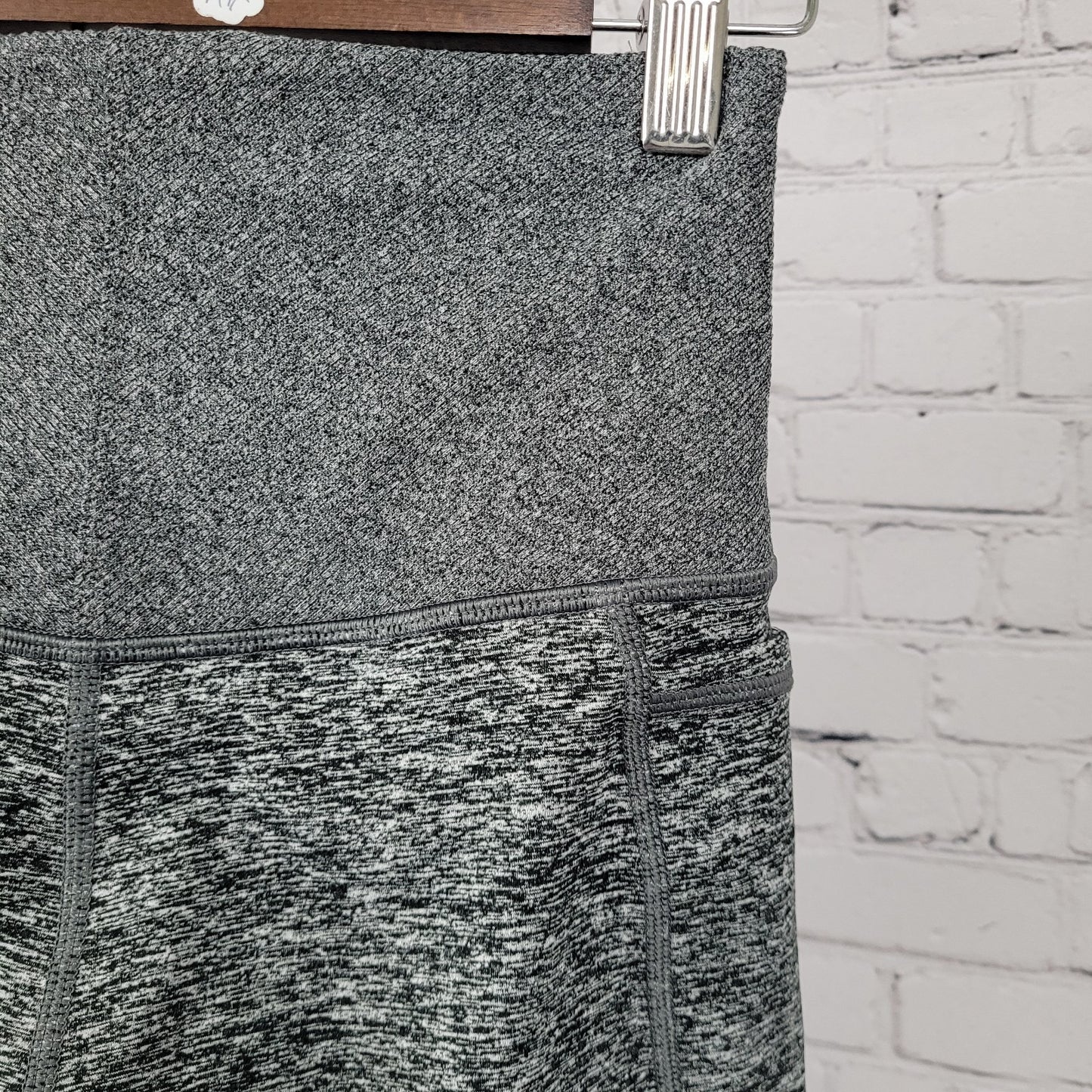 Athleta Grey Exhale Heel Tight Athleisure Yoga Pants Leggings Size XS (24x32)