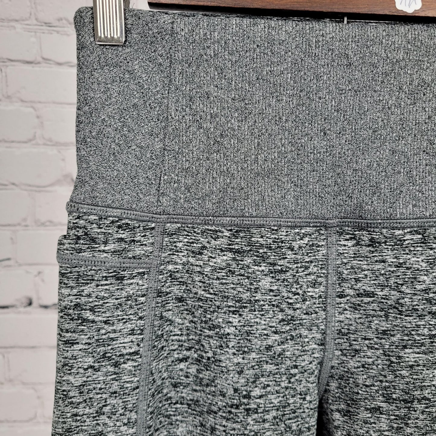 Athleta Grey Exhale Heel Tight Athleisure Yoga Pants Leggings Size XS (24x32)