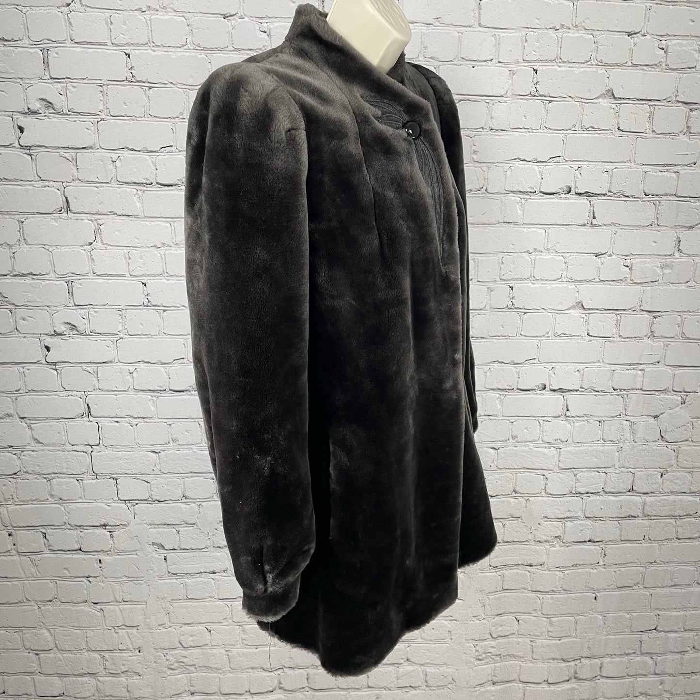 VTG Sasson NY Paris Grey Faux Fur Buttoned Lined Padded Pockets Coat Size 6