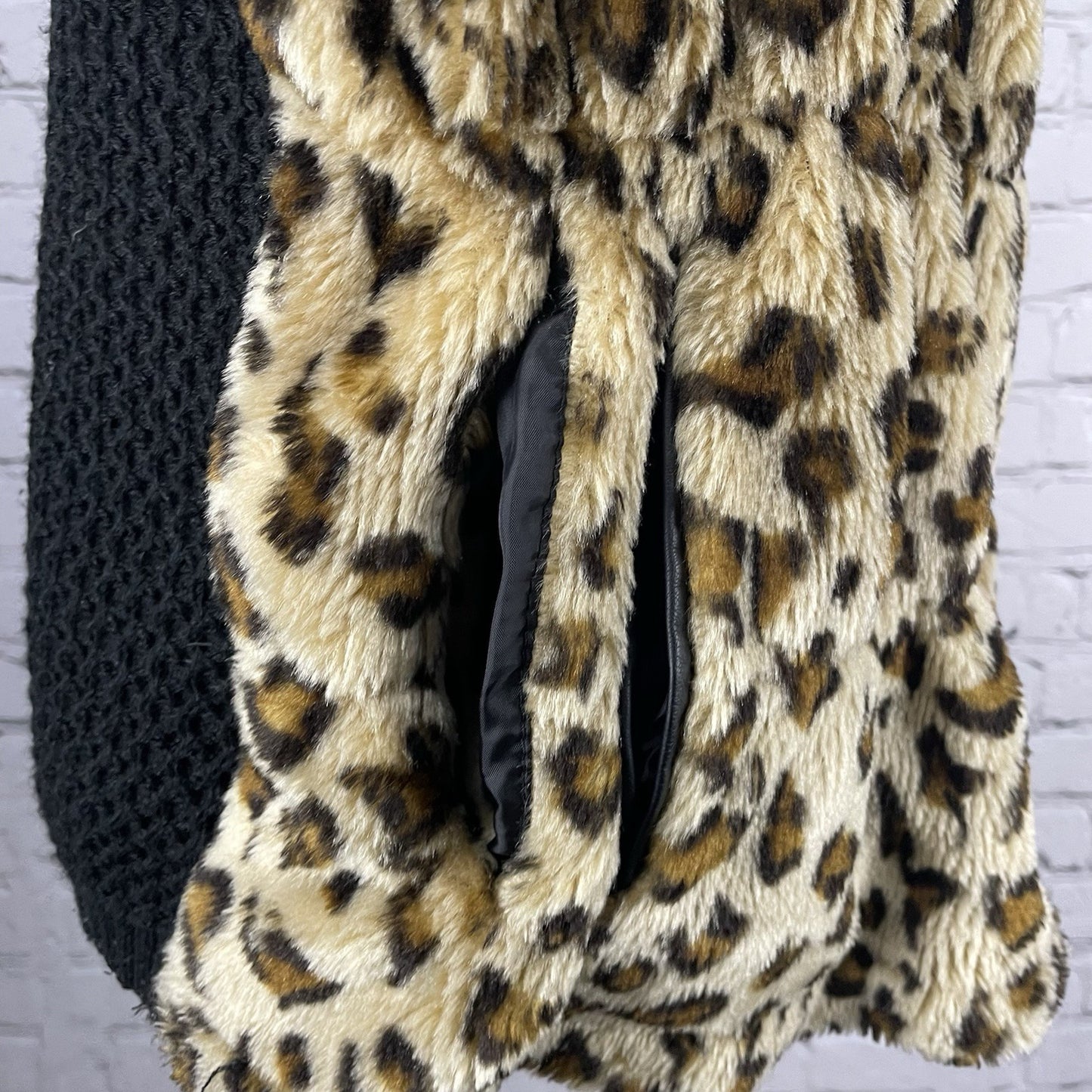 Bagatelle Tan Leopard Faux Fur Zipped Knit Back Vest Pockets Size Medium M