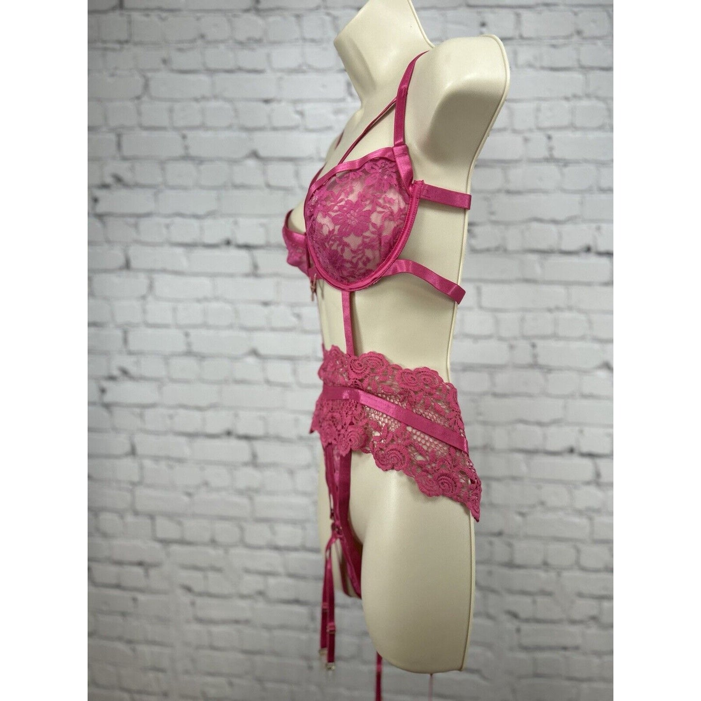 Playboy x Yandy Lingerie Pink Floral Lace Underwire Unlined Bra Garter Belt L