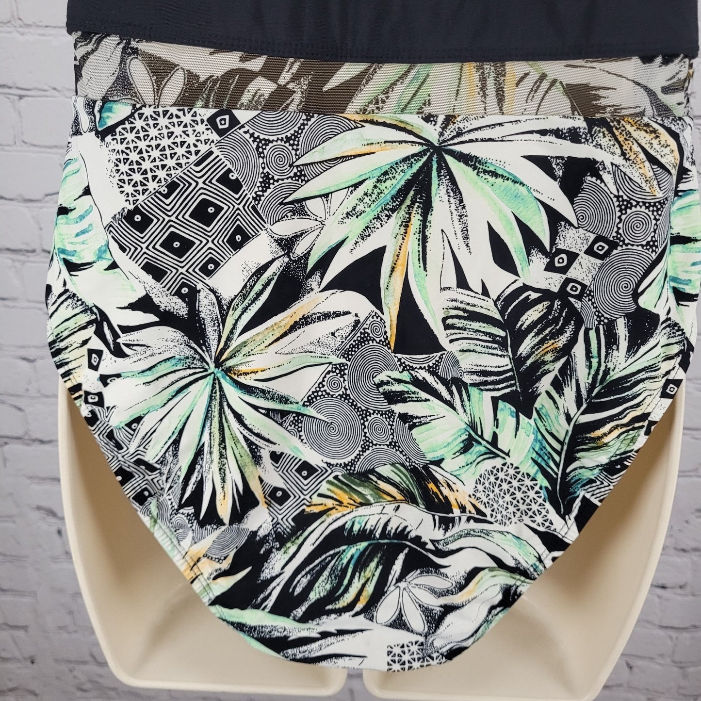 Kenneth Cole Black & White Tropical Built In Bra 1 Piece Swimsuit Size Large L