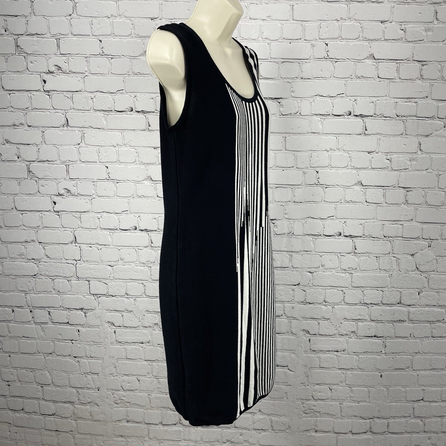 Carmen Marc Volvo Black & White Striped Knit Sleeveless Shift Dress Size Medium