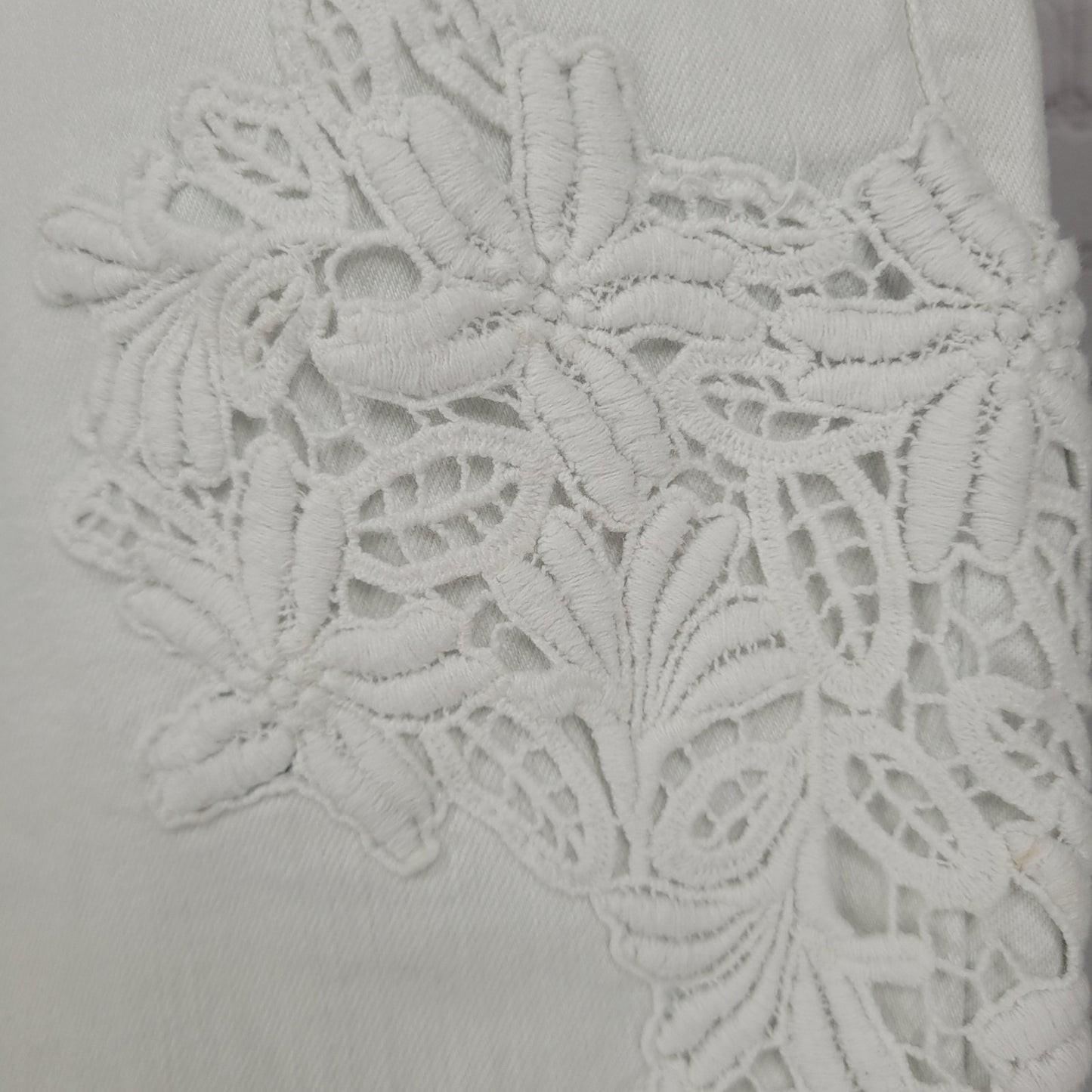 Black Label Chico's White Lace Appliqué Stretch Jeans Size 2 US 12 (34x27)