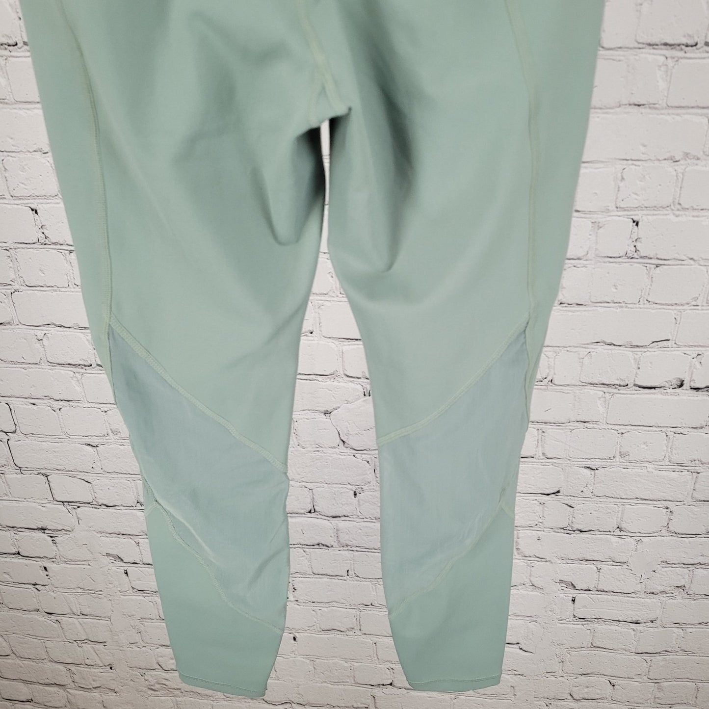 Athleta Green Mesh Vented Mid Rise Crop Yoga Pants Tights Activewear Size XS