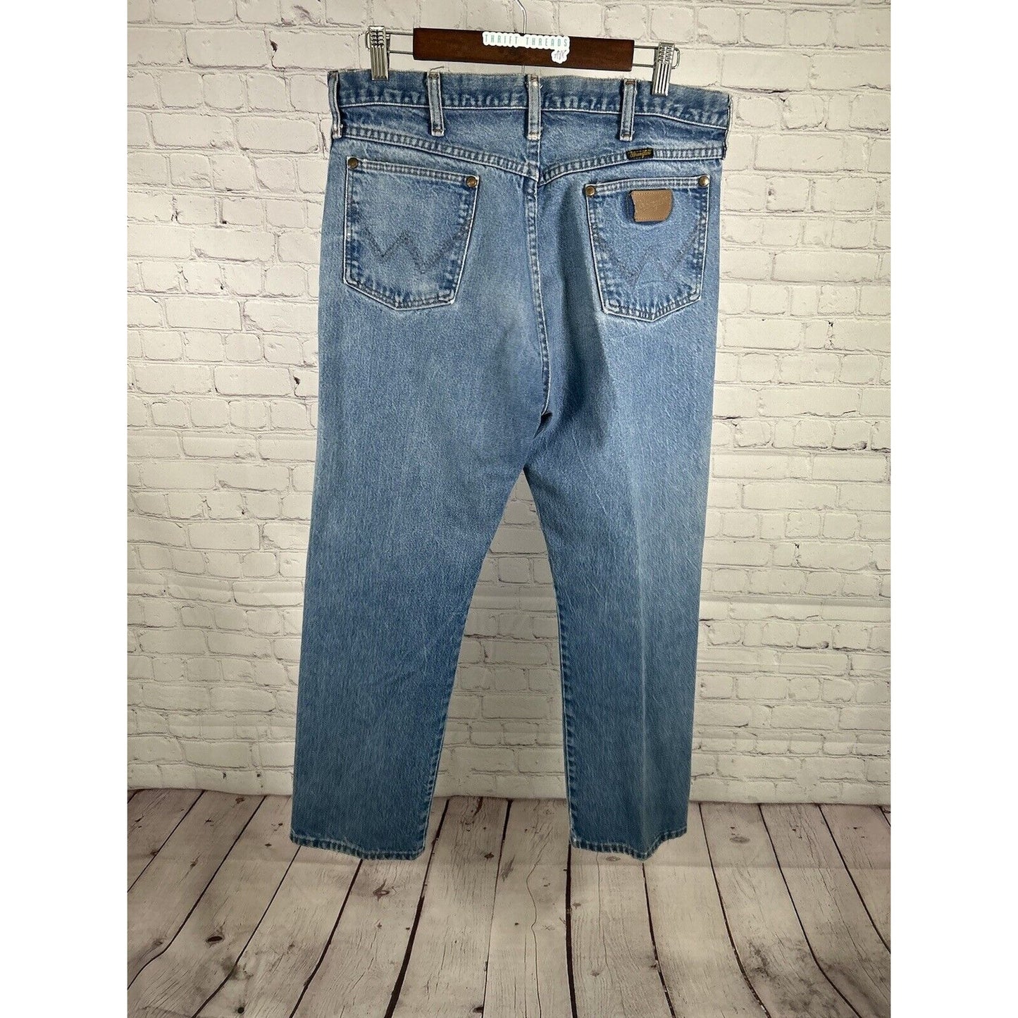 Wrangler Light Wash Blue Denim Distressed Frayed Men’s Mid Rise Jeans (34 x 29)
