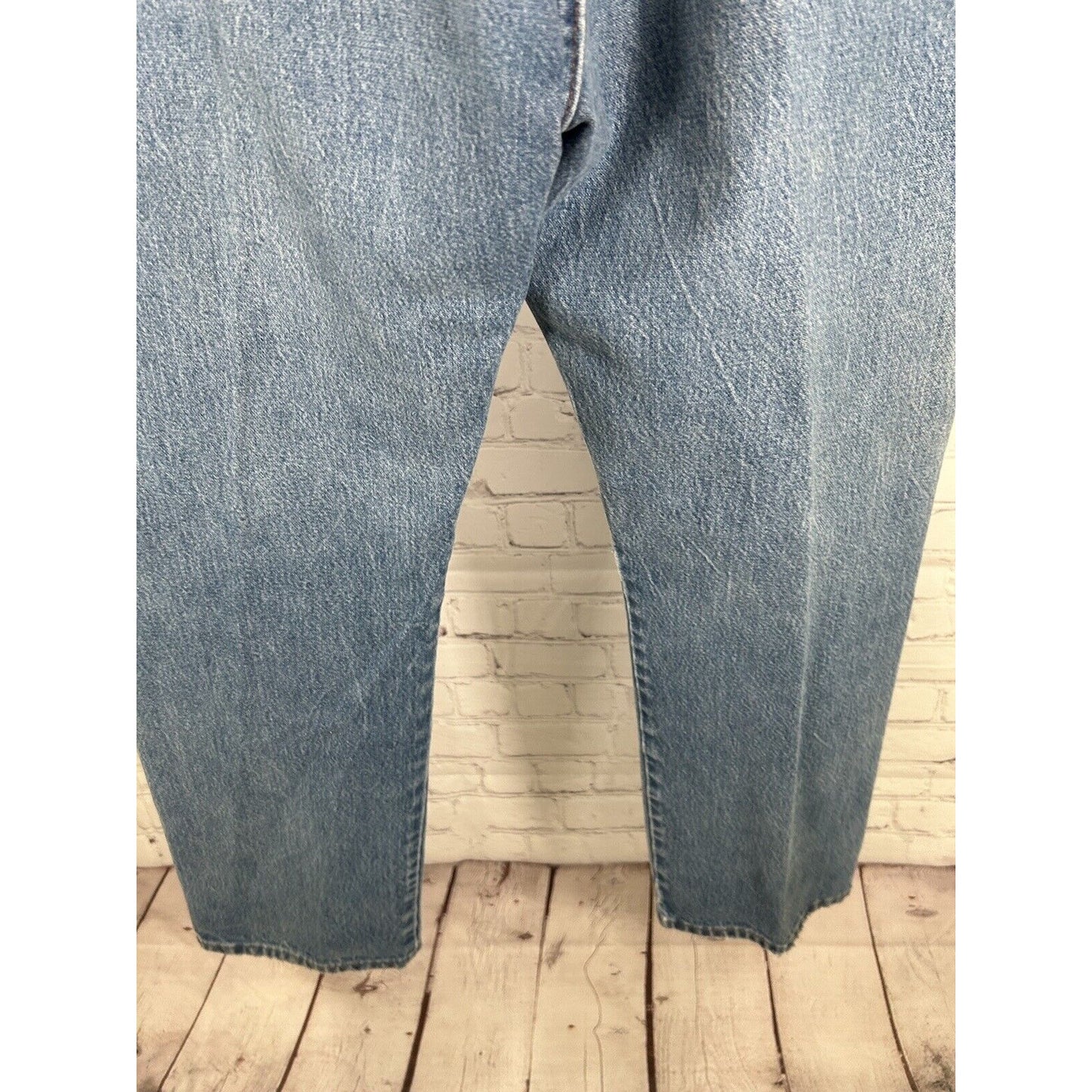 Wrangler Light Wash Blue Denim Distressed Frayed Men’s Mid Rise Jeans (34 x 29)