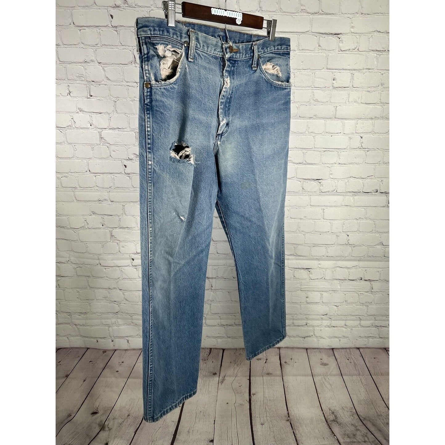 Wrangler Light Wash Blue Denim Distressed Frayed Men’s Mid Rise Jeans (34 x 29)