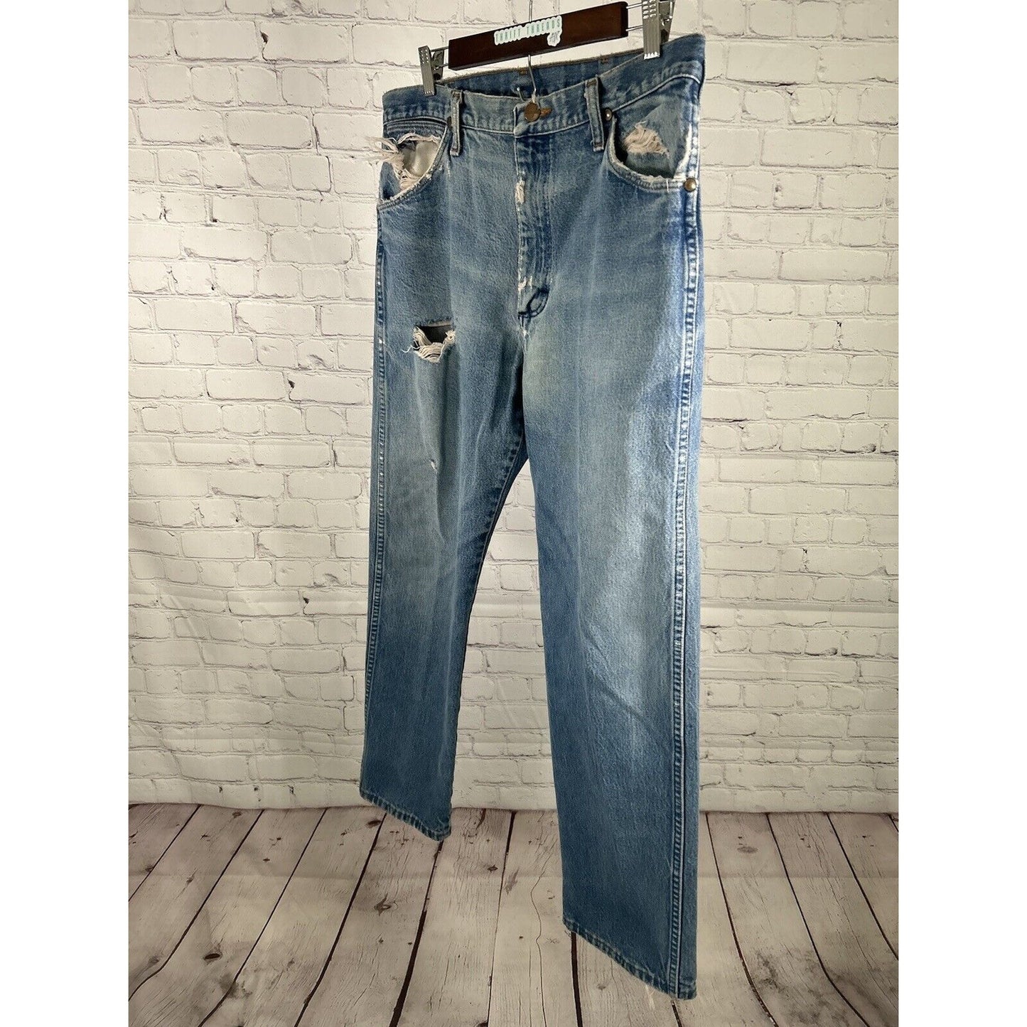 Wrangler Light Wash Blue Denim Distressed Frayed Men’s Mid Rise Jeans (34 x 29)