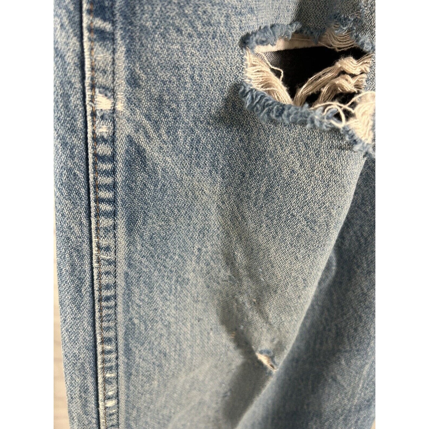 Wrangler Light Wash Blue Denim Distressed Frayed Men’s Mid Rise Jeans (34 x 29)