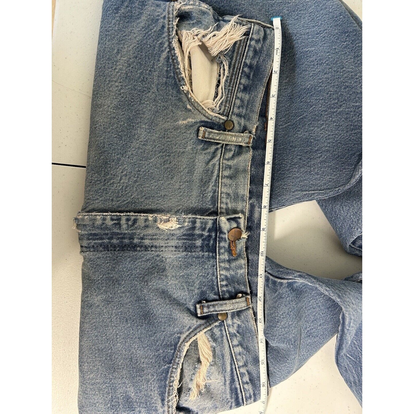 Wrangler Light Wash Blue Denim Distressed Frayed Men’s Mid Rise Jeans (34 x 29)