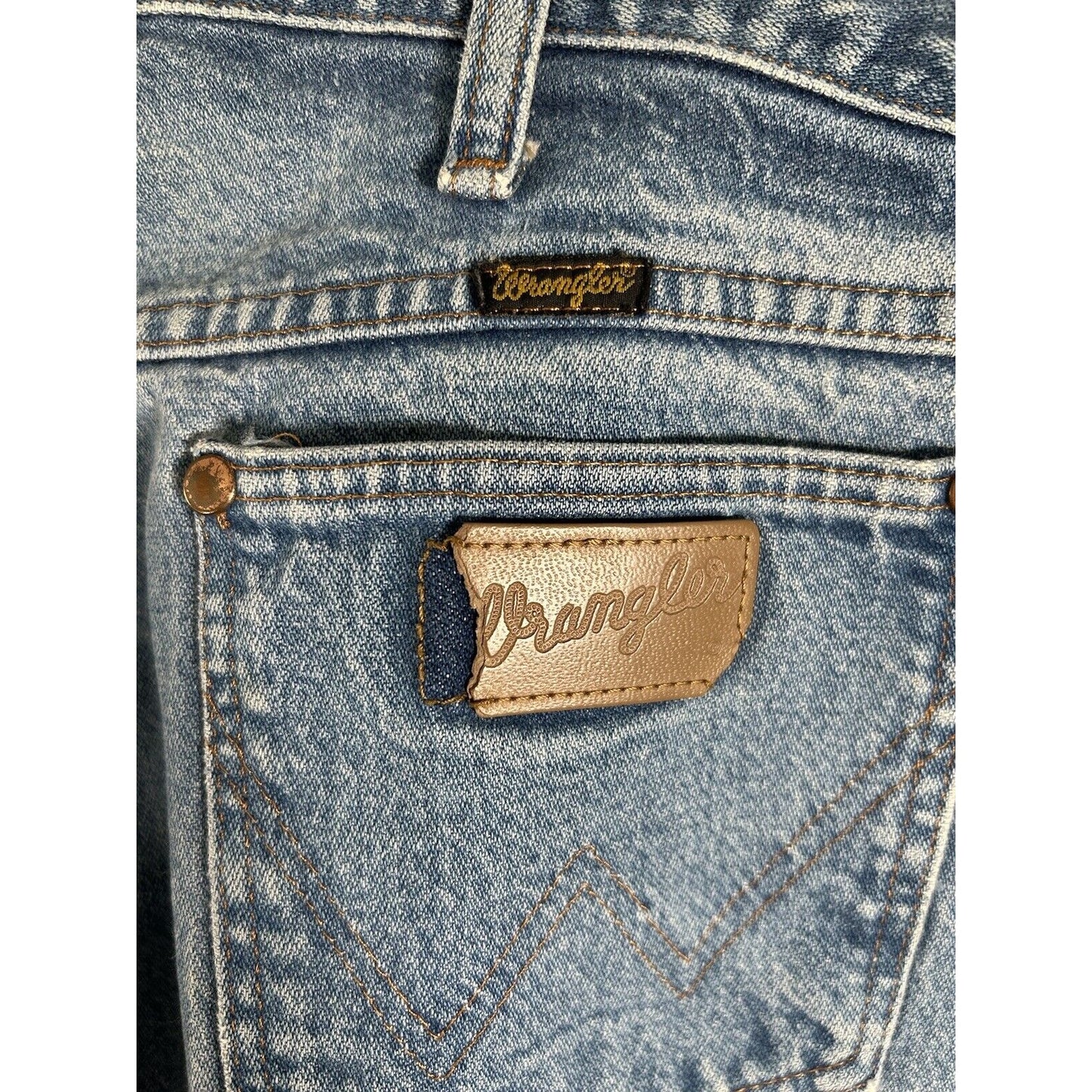 Wrangler Light Wash Blue Denim Distressed Frayed Men’s Mid Rise Jeans (34 x 29)