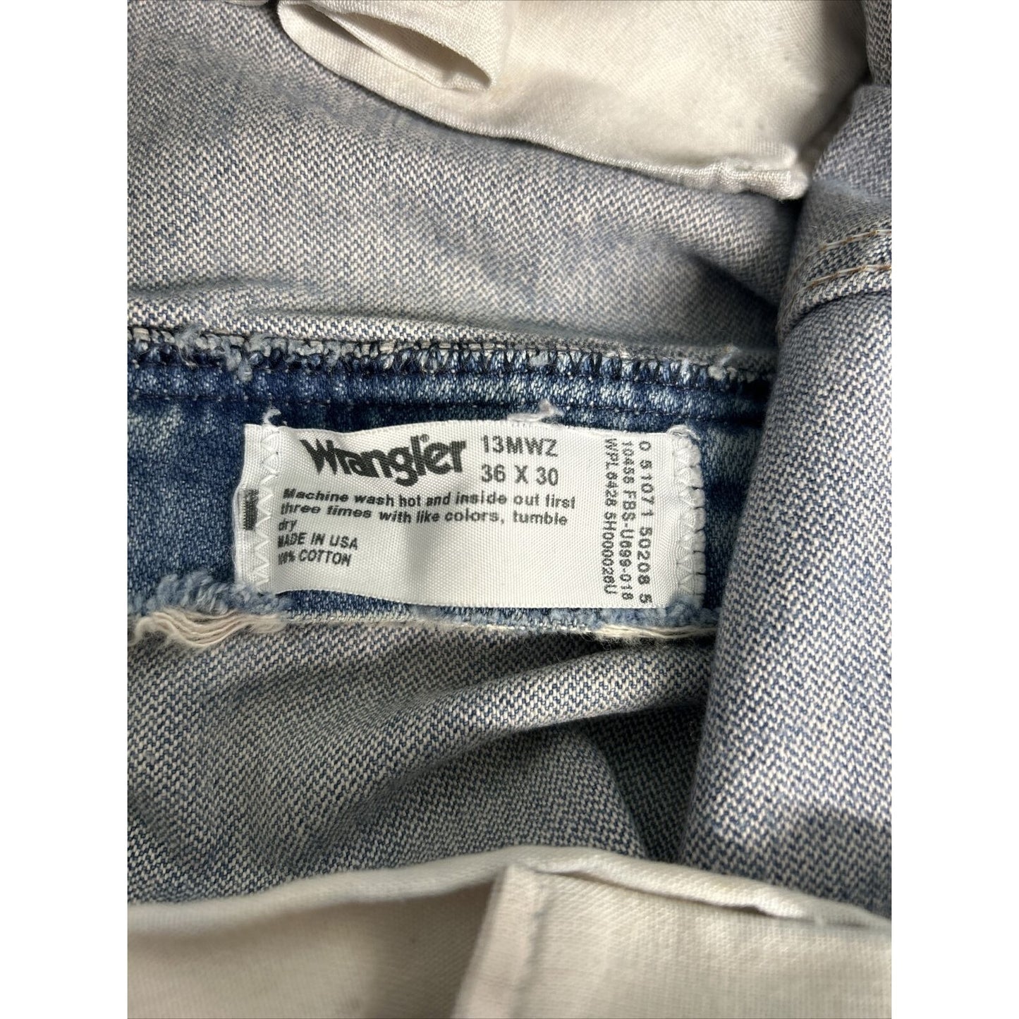 Wrangler Light Wash Blue Denim Distressed Frayed Men’s Mid Rise Jeans (34 x 29)