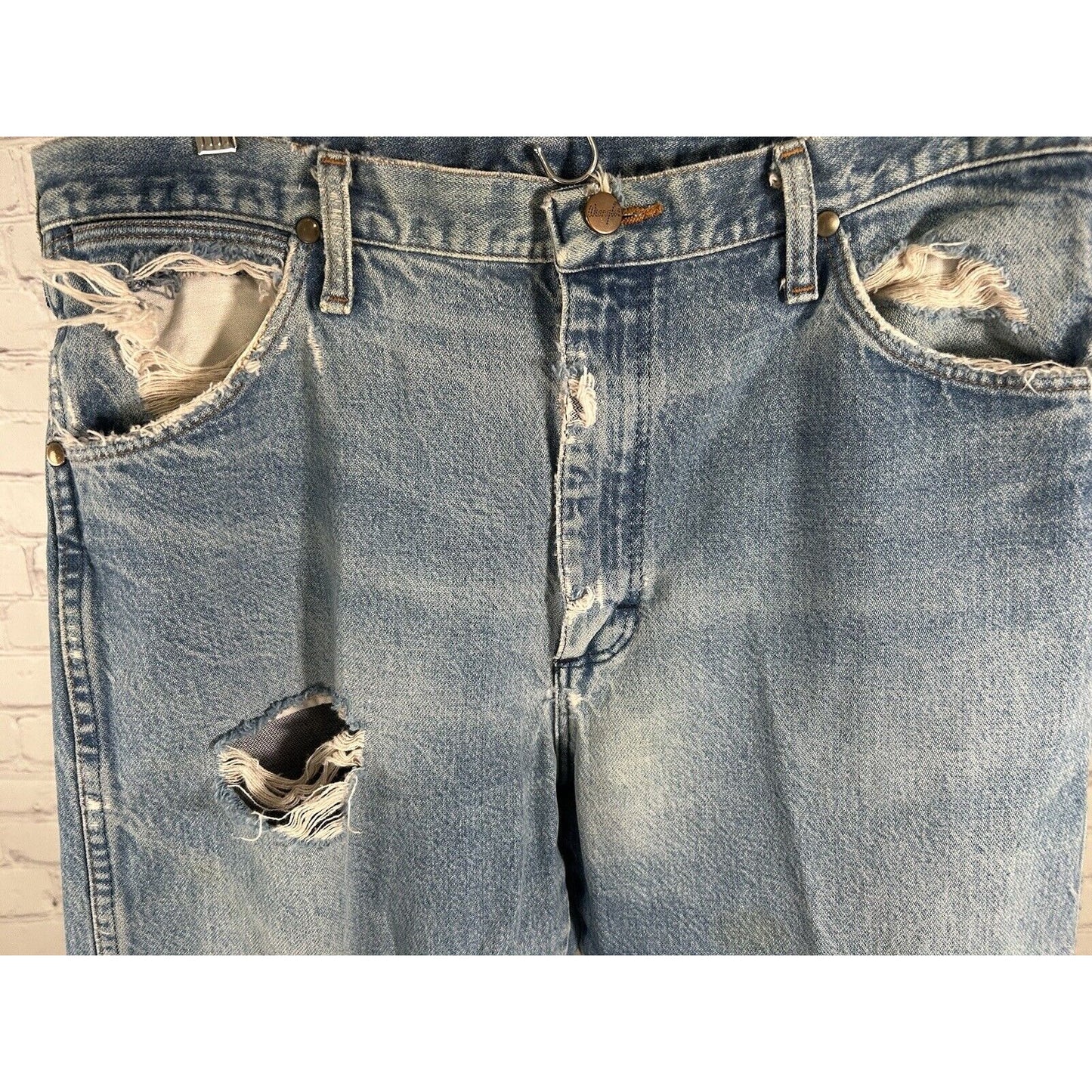 Wrangler Light Wash Blue Denim Distressed Frayed Men’s Mid Rise Jeans (34 x 29)