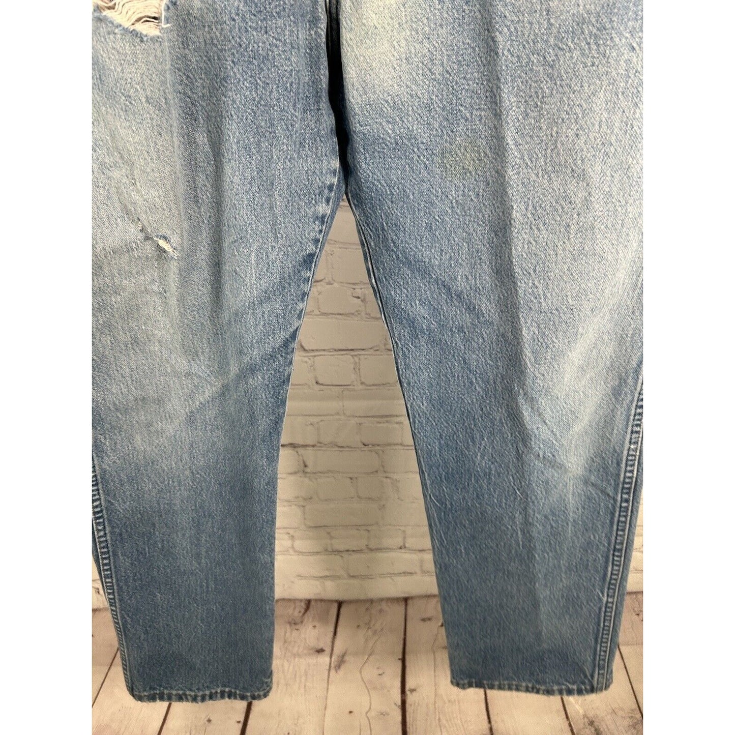 Wrangler Light Wash Blue Denim Distressed Frayed Men’s Mid Rise Jeans (34 x 29)