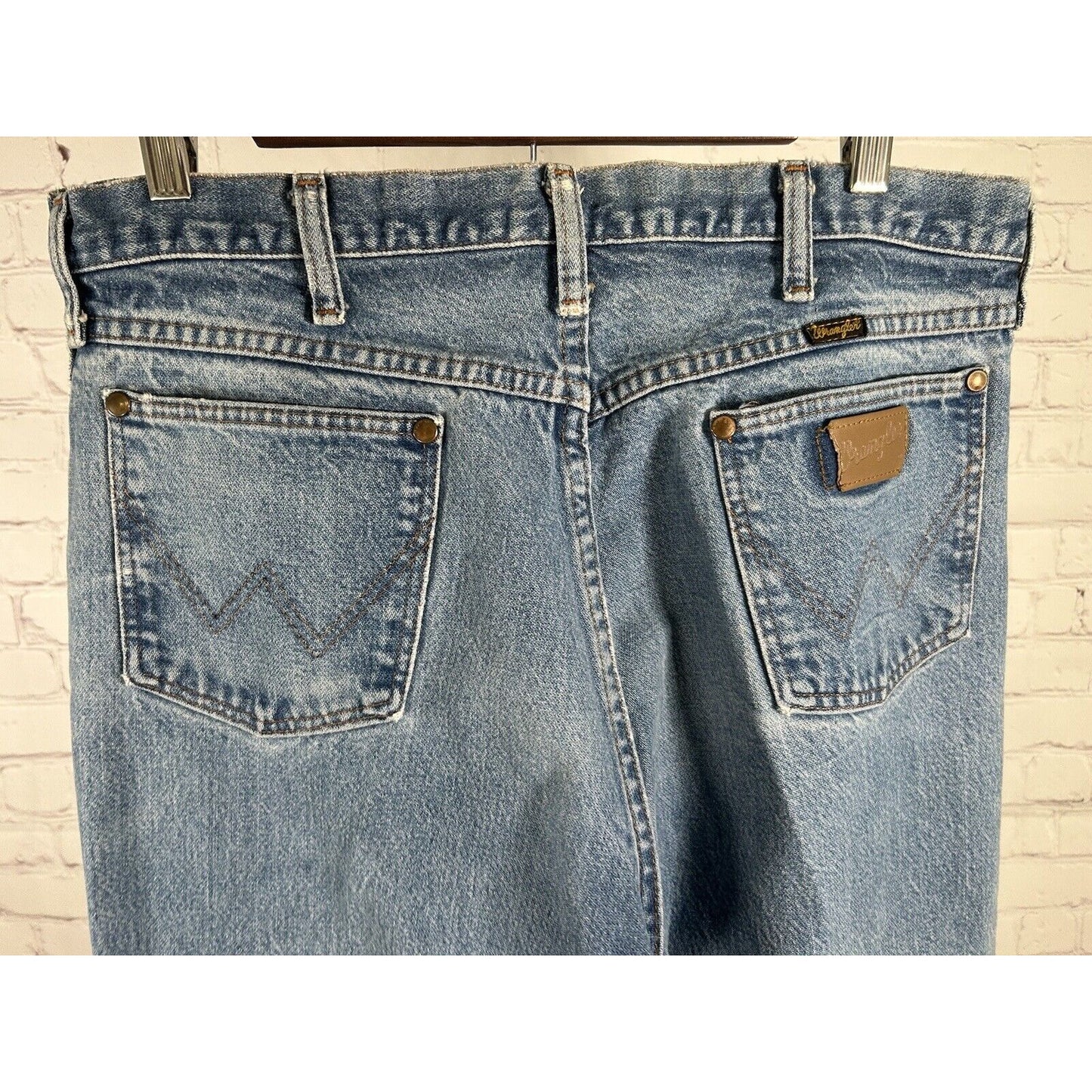 Wrangler Light Wash Blue Denim Distressed Frayed Men’s Mid Rise Jeans (34 x 29)