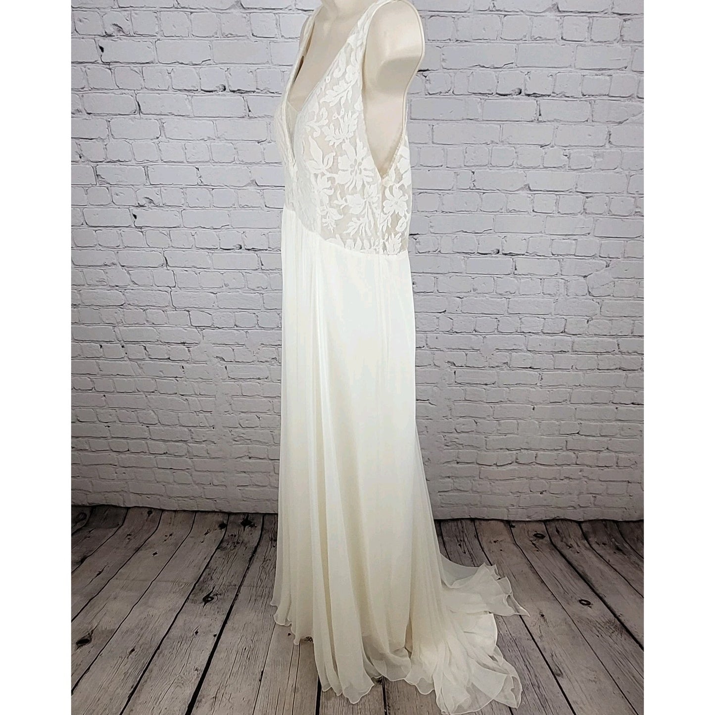 Rembo Styling Ivory Feminine Lace V-Neck Backless Wedding Dress Europe US XL