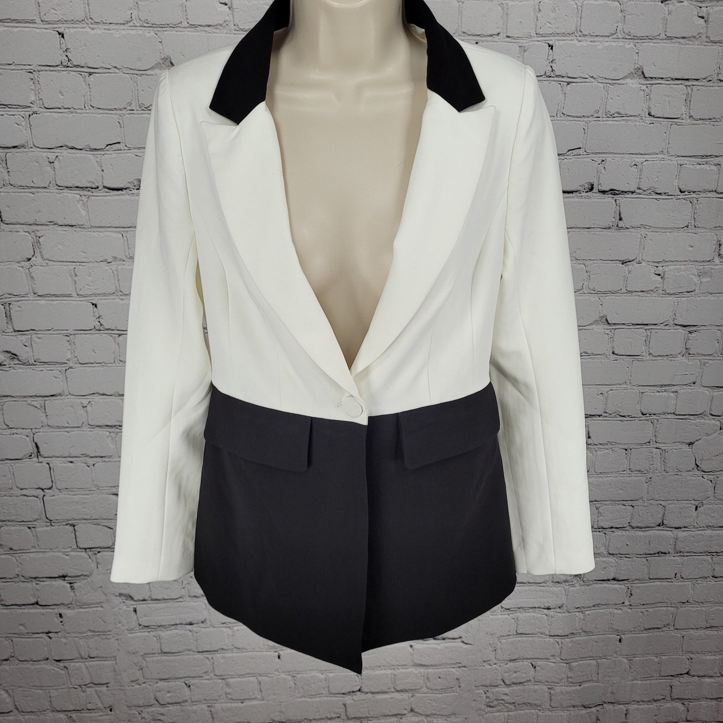 NWT Bebe Black & White Woven Twill Colorblock Notch Stretch Jacket Blazer Size 2